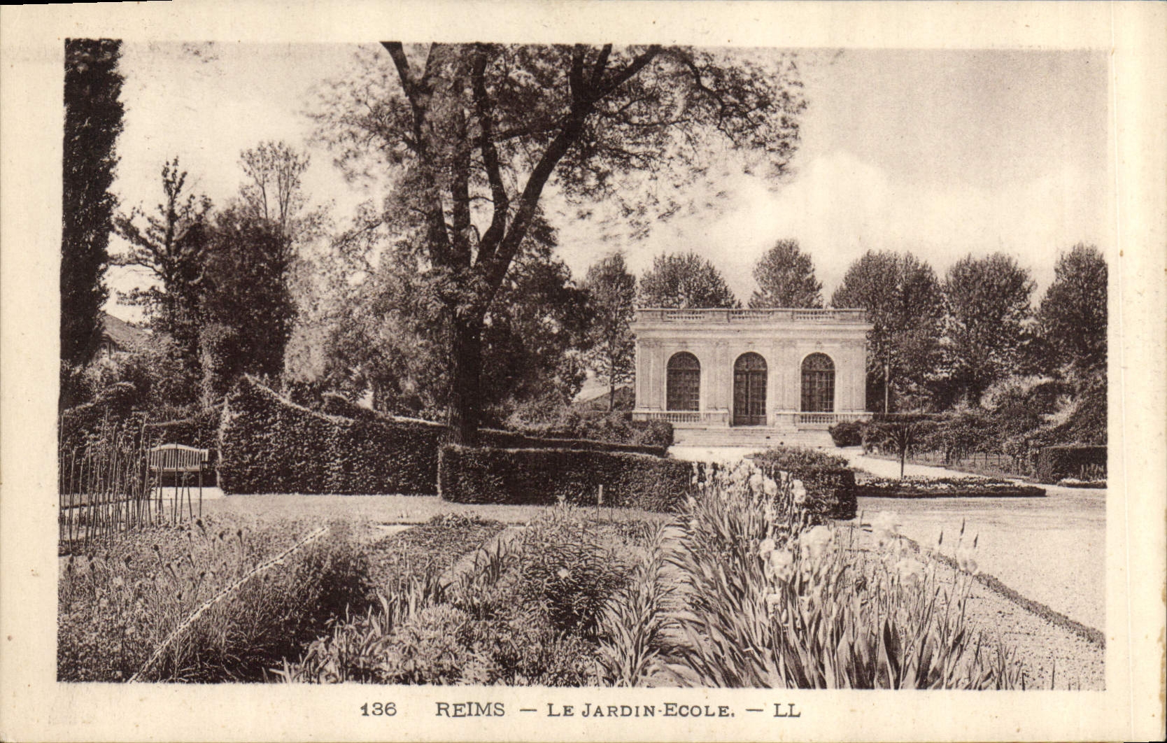 CPA Reims le Jardin Ecole 