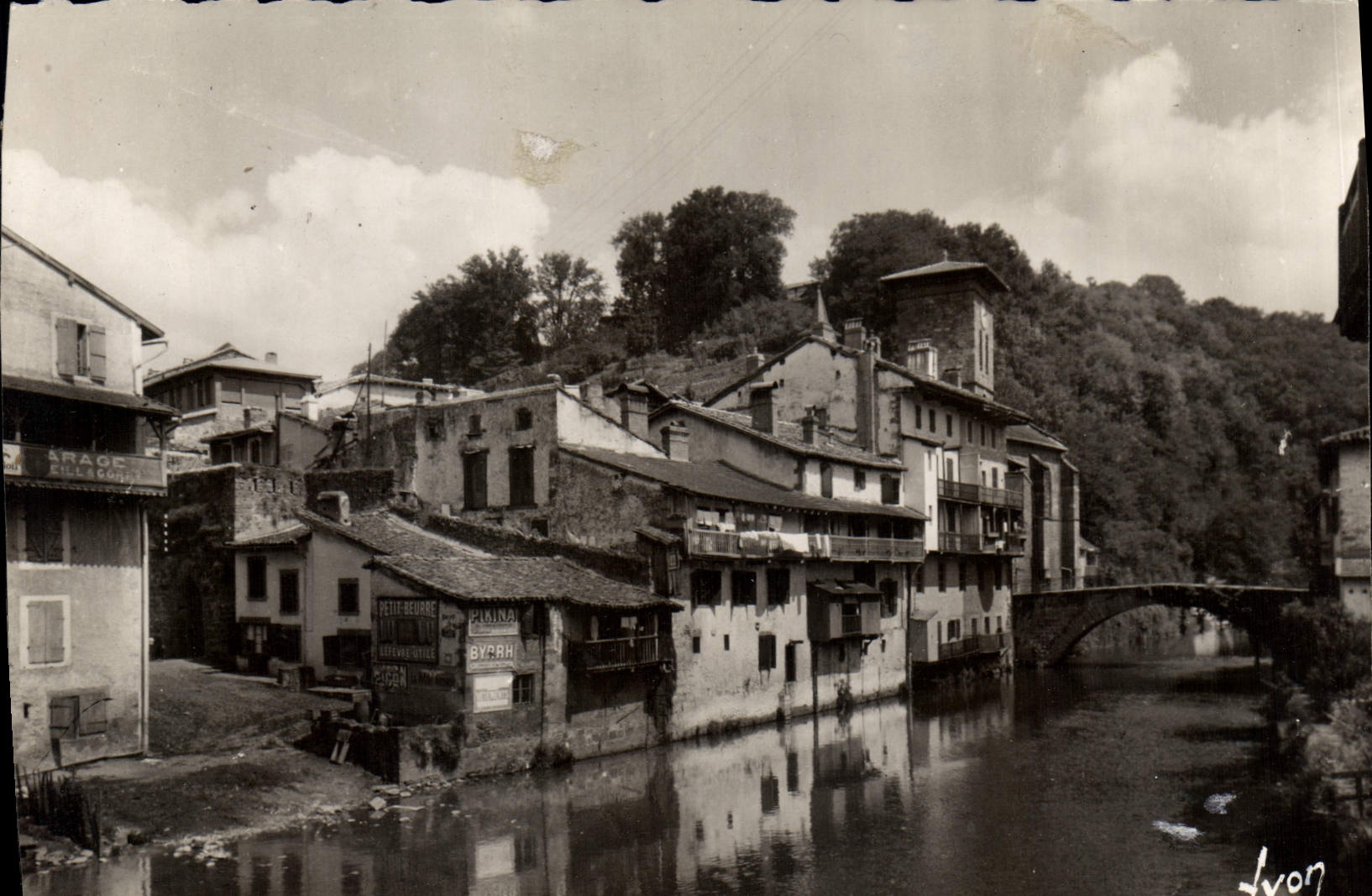 CPA Saint Jean Pied de Port Bses Pyr Vieilles Maisons sur la Nive 
