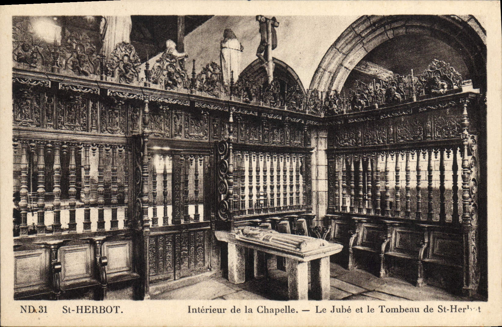 CPA St Herbot interieur de la Chapelle la Jube et le Tombeau de St Herbot