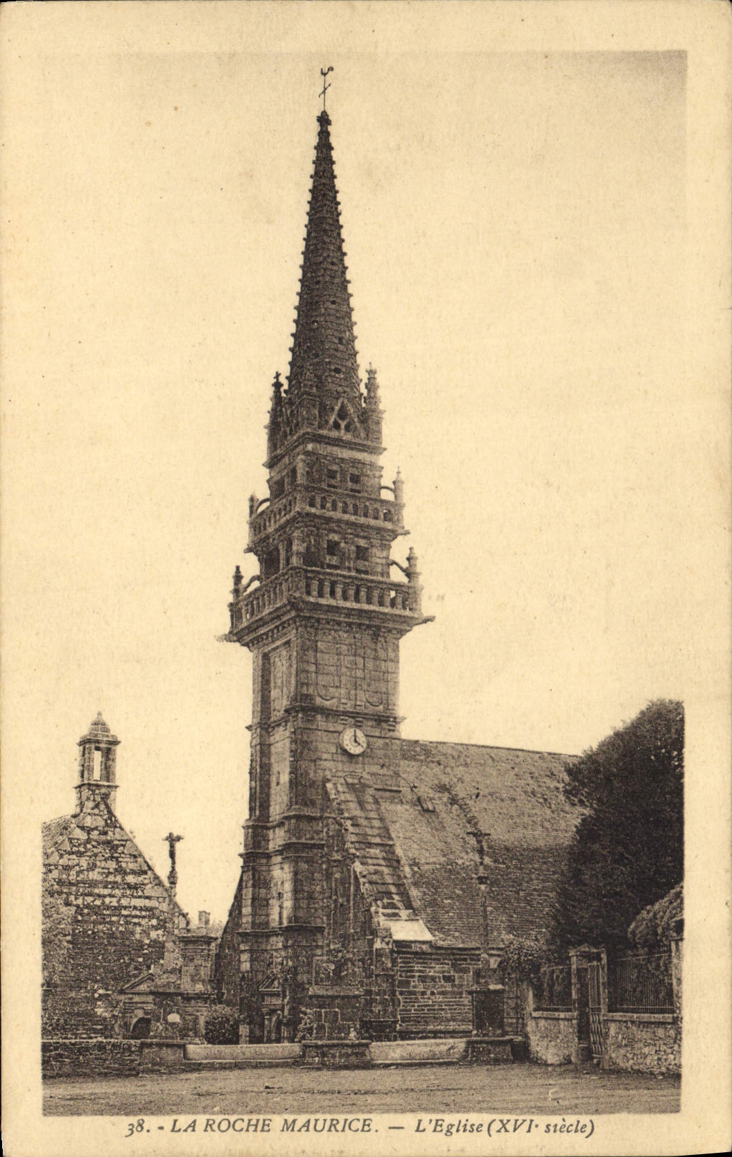 CPA La Roche Maurice l'eglise XVI siecle