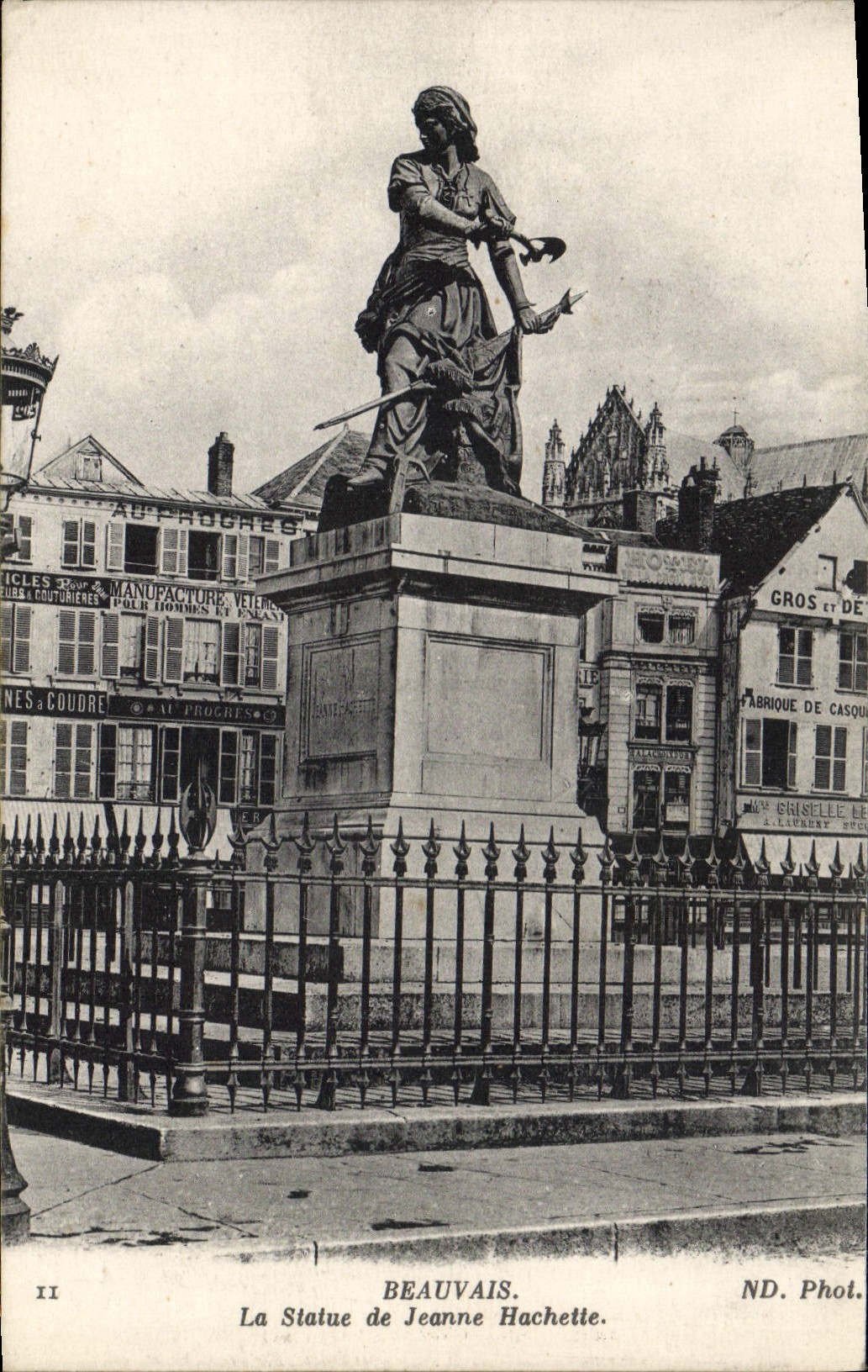CPA Beauvais la statue de Jeanne Hachette 