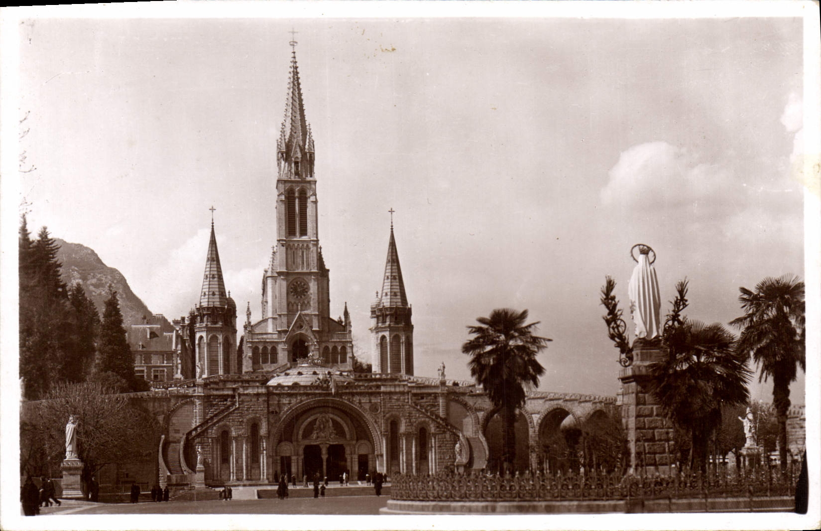 CPA Lourdes la Basilique et la Vierge Couronnee 