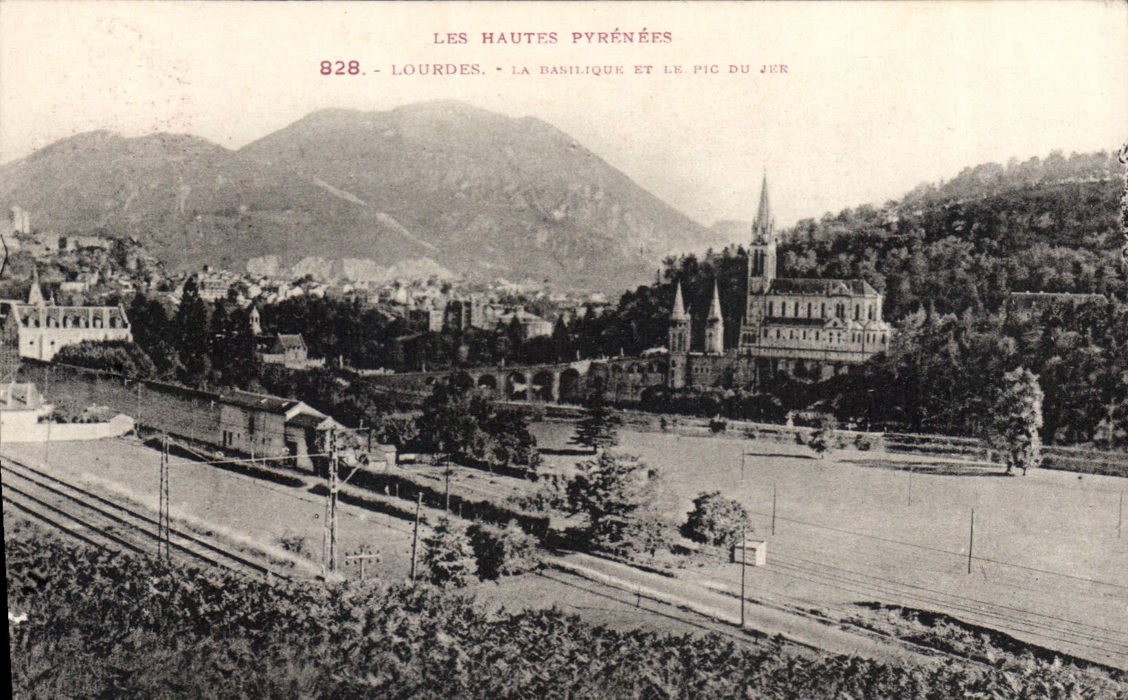 CPA Les Hautes Pyrenees Lourdes la Basilique et le Pic du Jer 