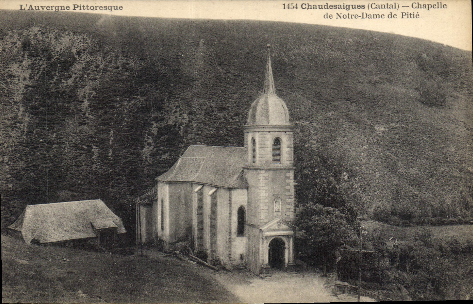 CPA L'Auvergne Pittoresque Chaudesaigues Cantal Chapelle de Notre Dame de Pitie 