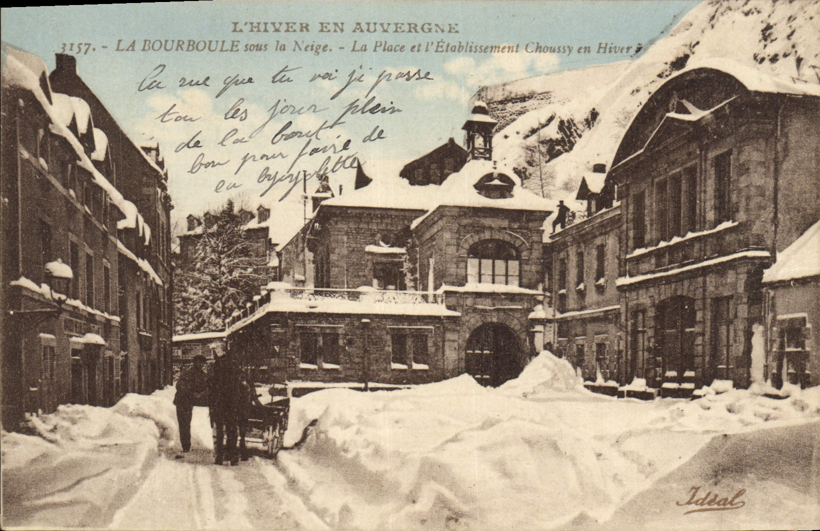 CPA L'Hiver en Auvergne la Bourboule sous la Neige la place et l'Etablissement Choussy en Hiver 