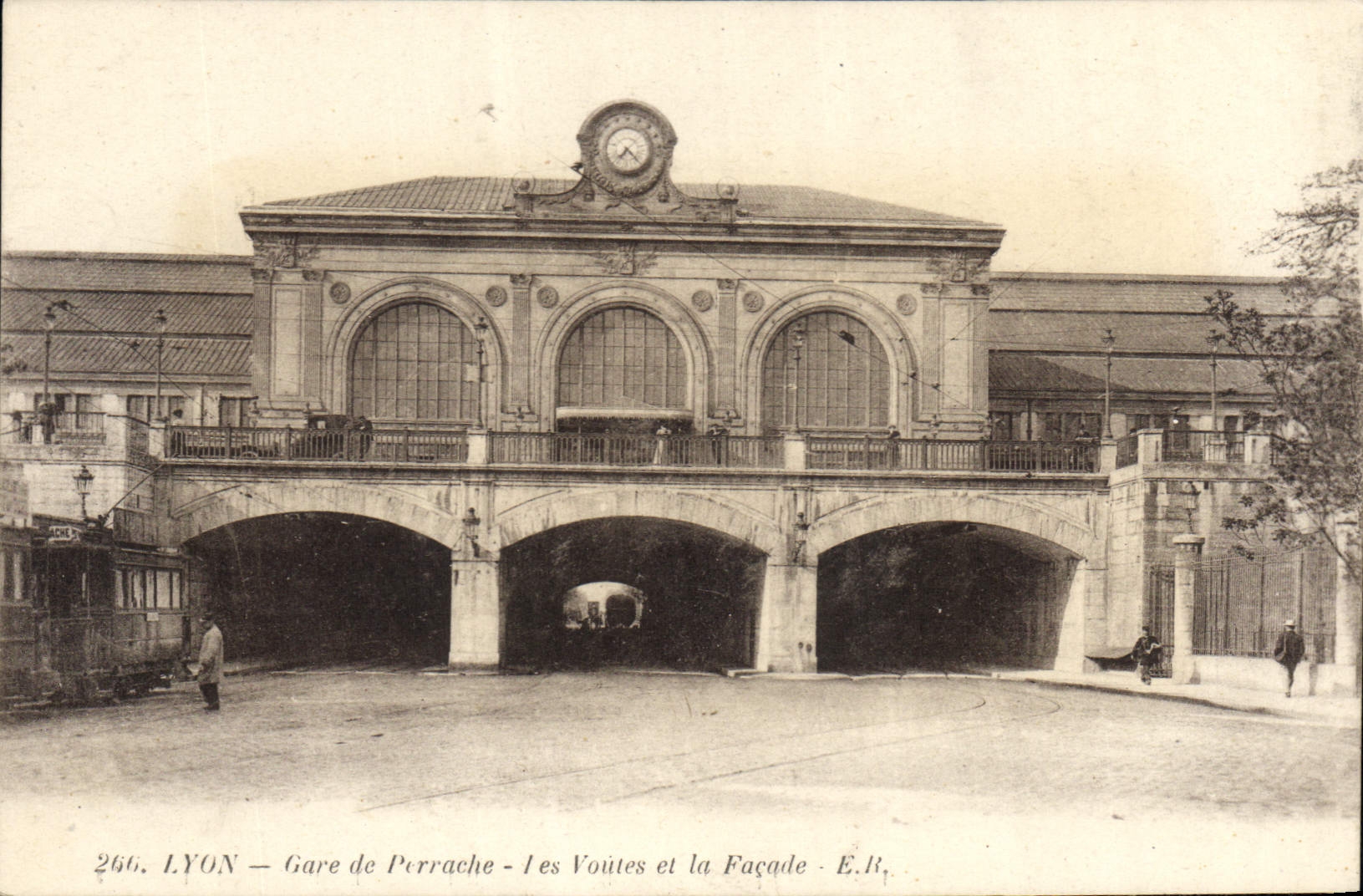 CPA Lyon Gare de Perrache Les Voutes et la Facade 