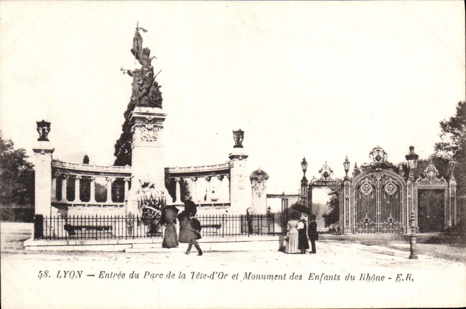 CPA Lyon Entree du Parc de la Tete d'Or et Monument des Enfants du Rhone 