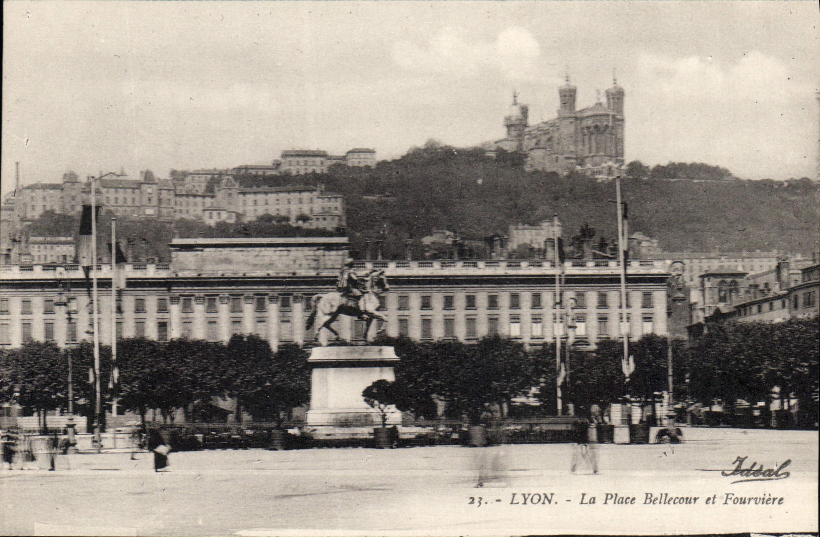 CPA Lyon La place Bellecour et Fourviere 