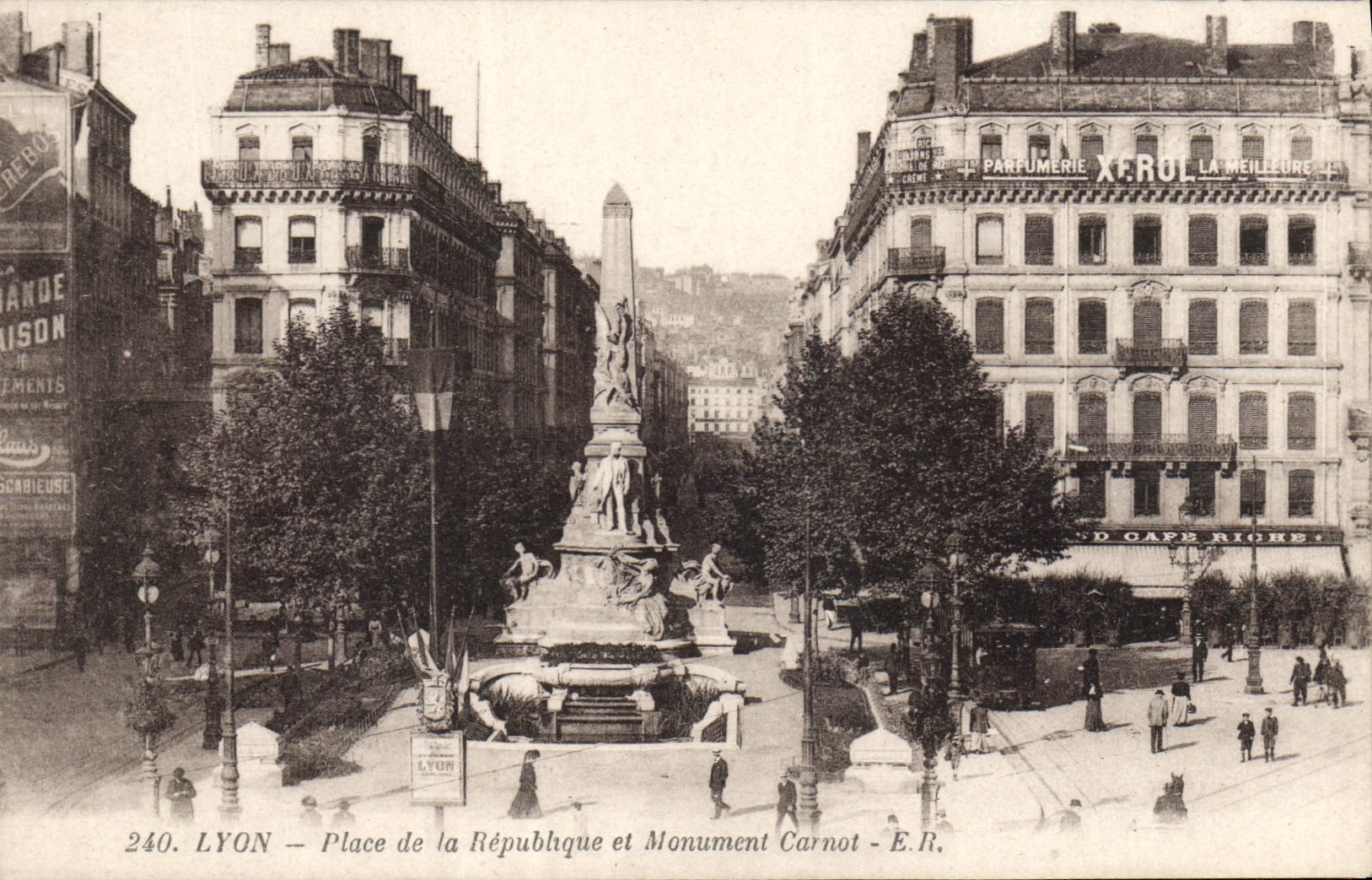CPA Lyon Place de la Republique et Monument Carnot 