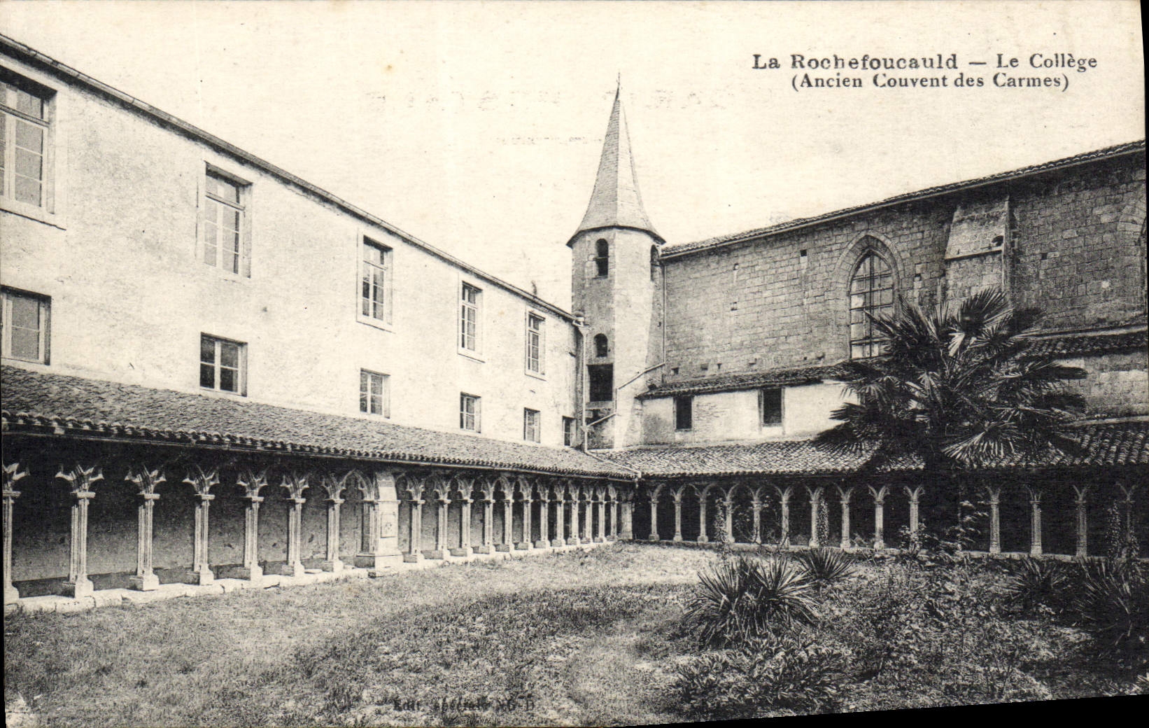 CPA La Rochefoucauld Le College Ancien Couvent des Carmes