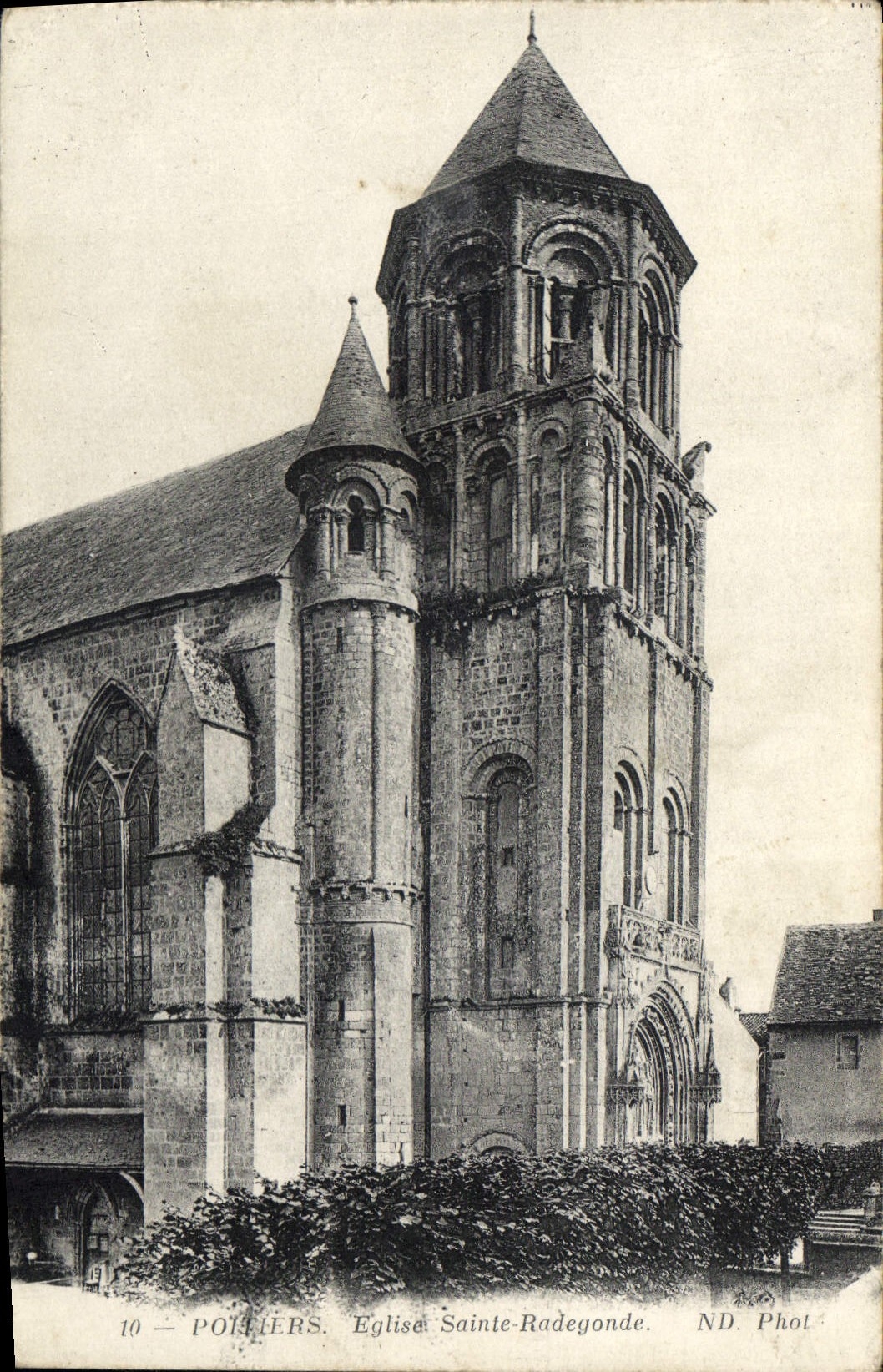 CPA Poitiers Eglise Sainte Radegonde 