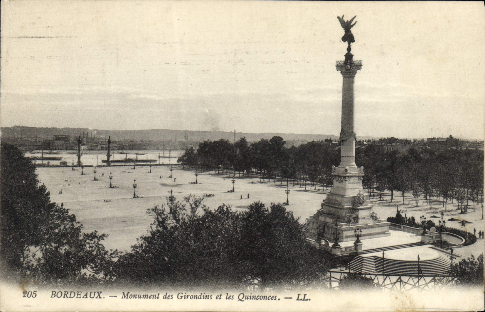CPA Bordeaux Monument des Girondins et les Quinconces 