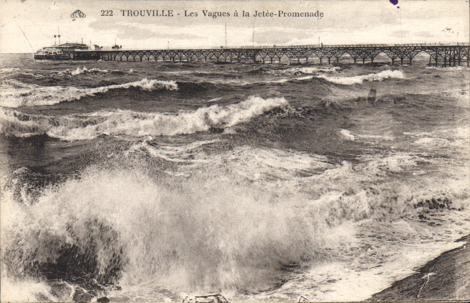 CPA Trouville Les Vagues a la Jetee Promenade 