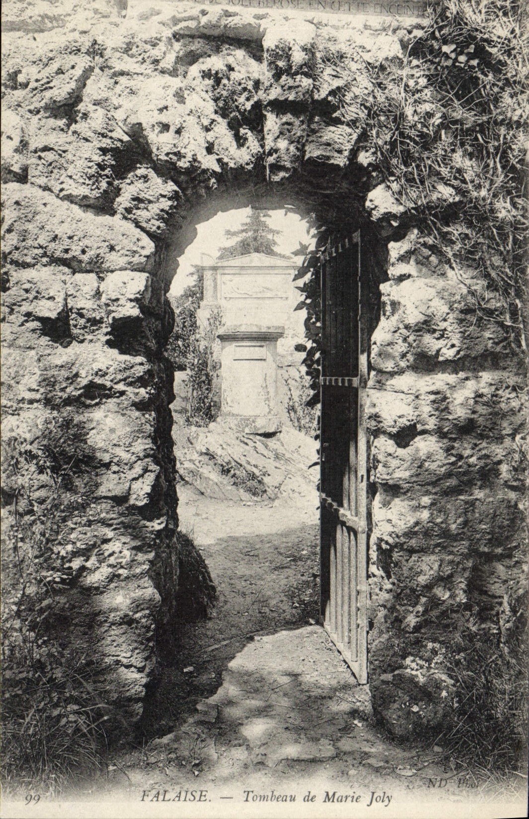 CPA Falaise Tombeau de Marie Joly 