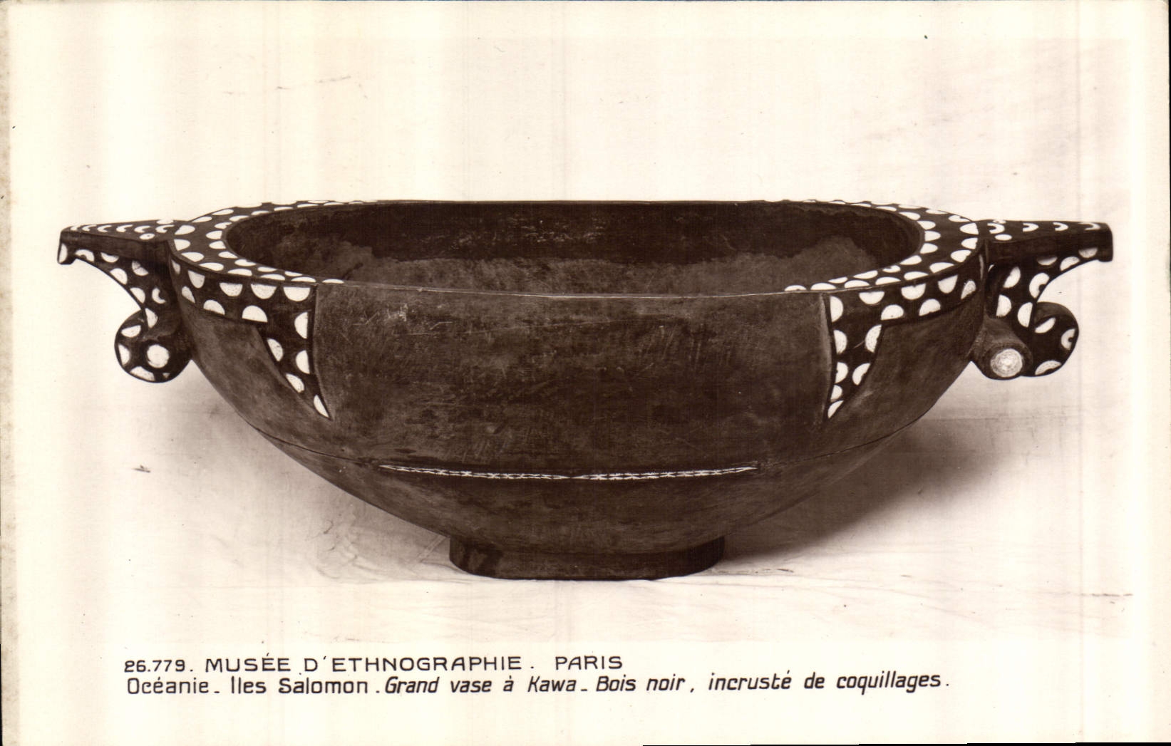 CPA Musee d'Ethnographie Paris Oceanie Iles Salomon Grand vase a Kawa Bois noir 
