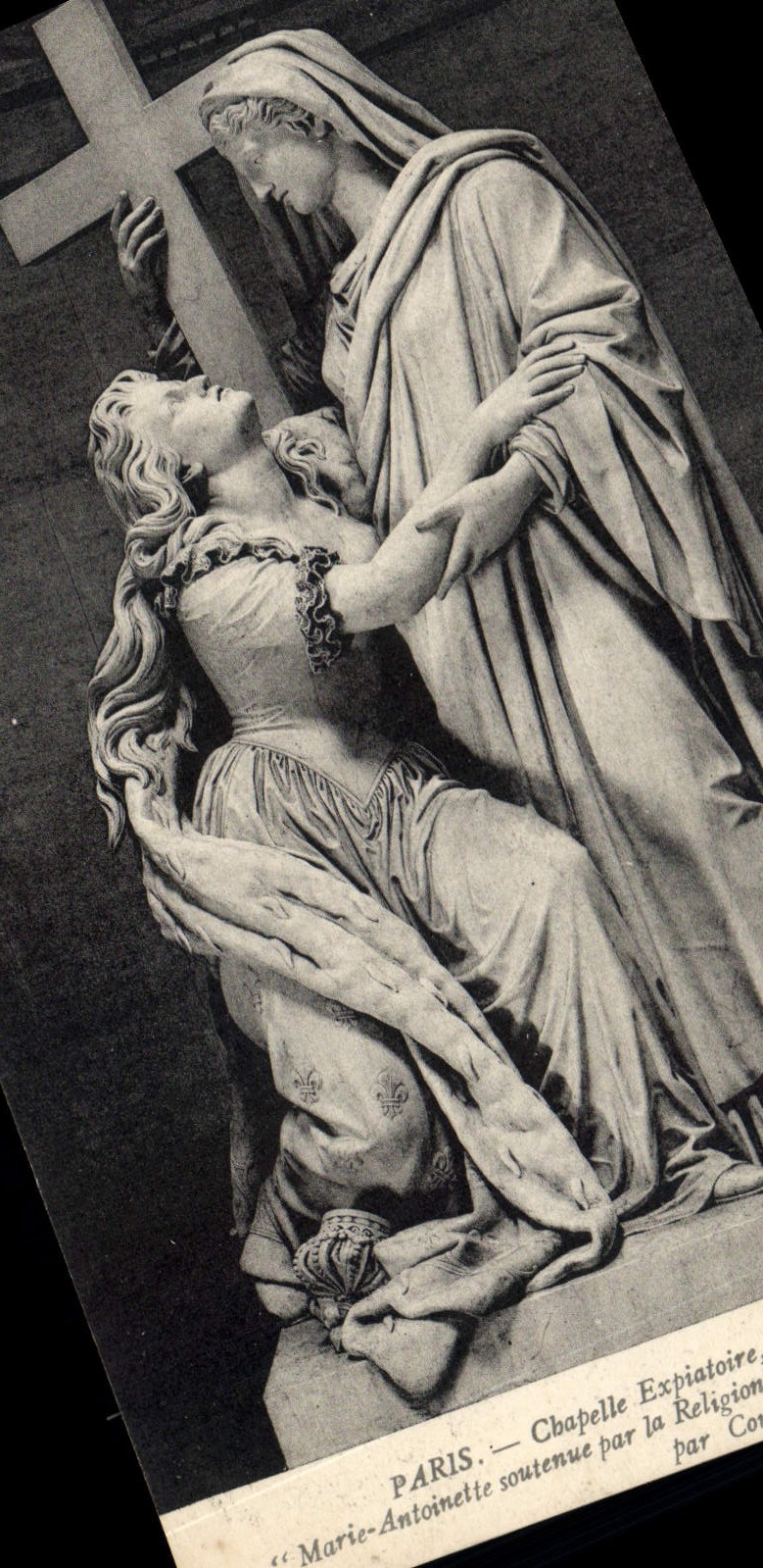 CPA Paris Chapelle Expiatoire Boulevard Haussmann Marie Antoinette soutenue par la religion