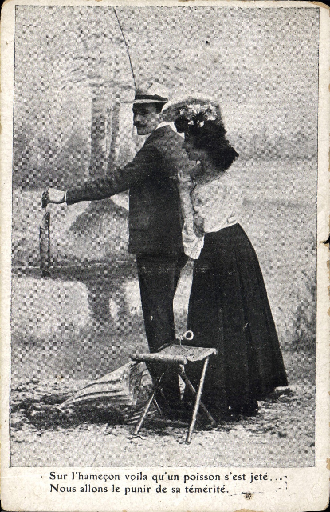 CPA Sur l'Hamecon voila qu'un poisson s'est jete 