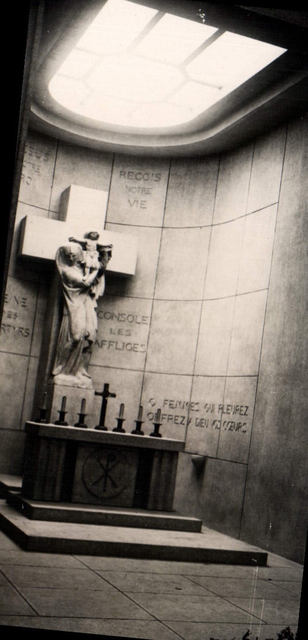CPA Interieur de la crypte Le monument catholique
