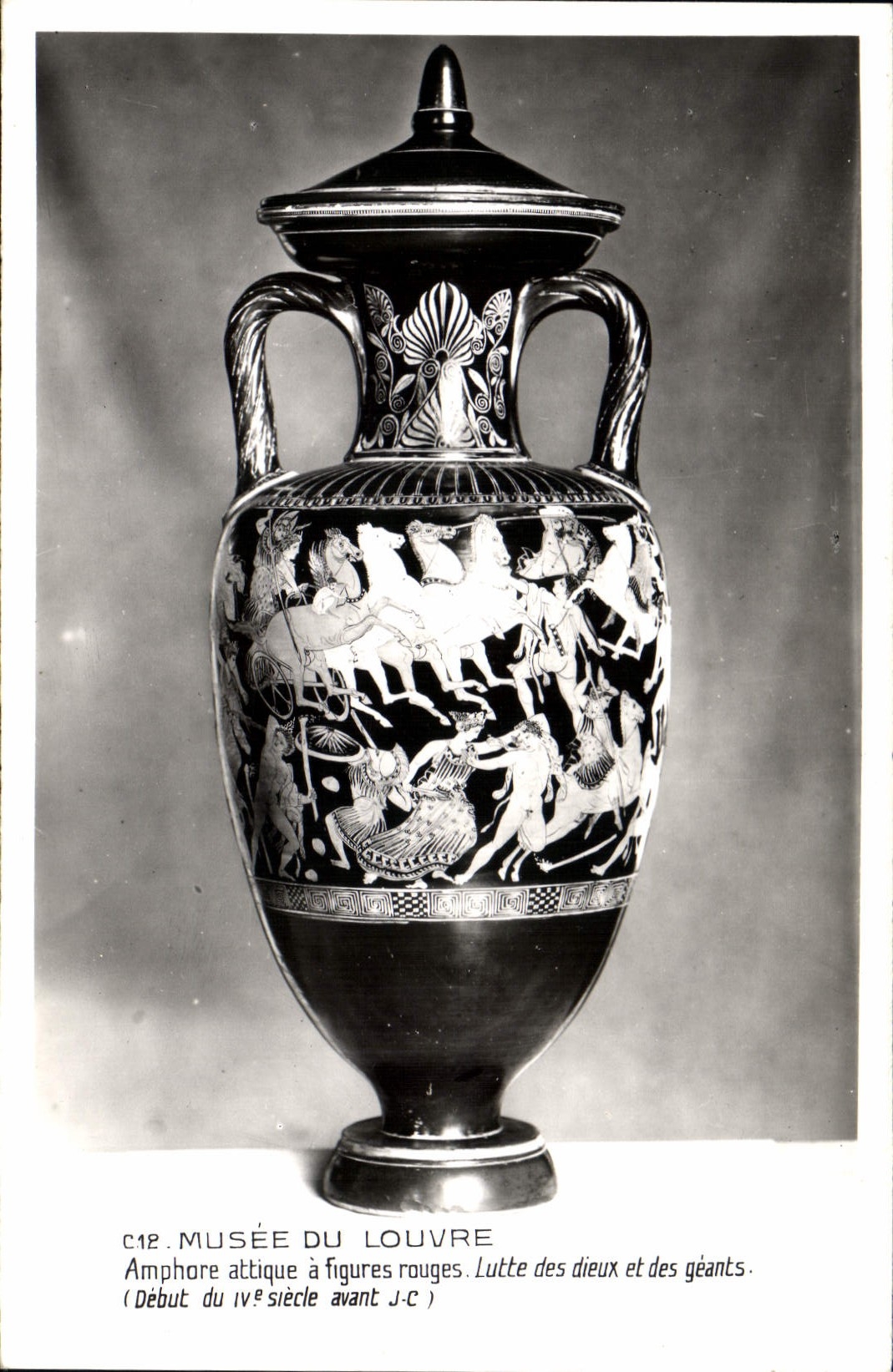 CPA Musee du Louvre Amphare attique a figures rouges Lutte des dieux et des giants 