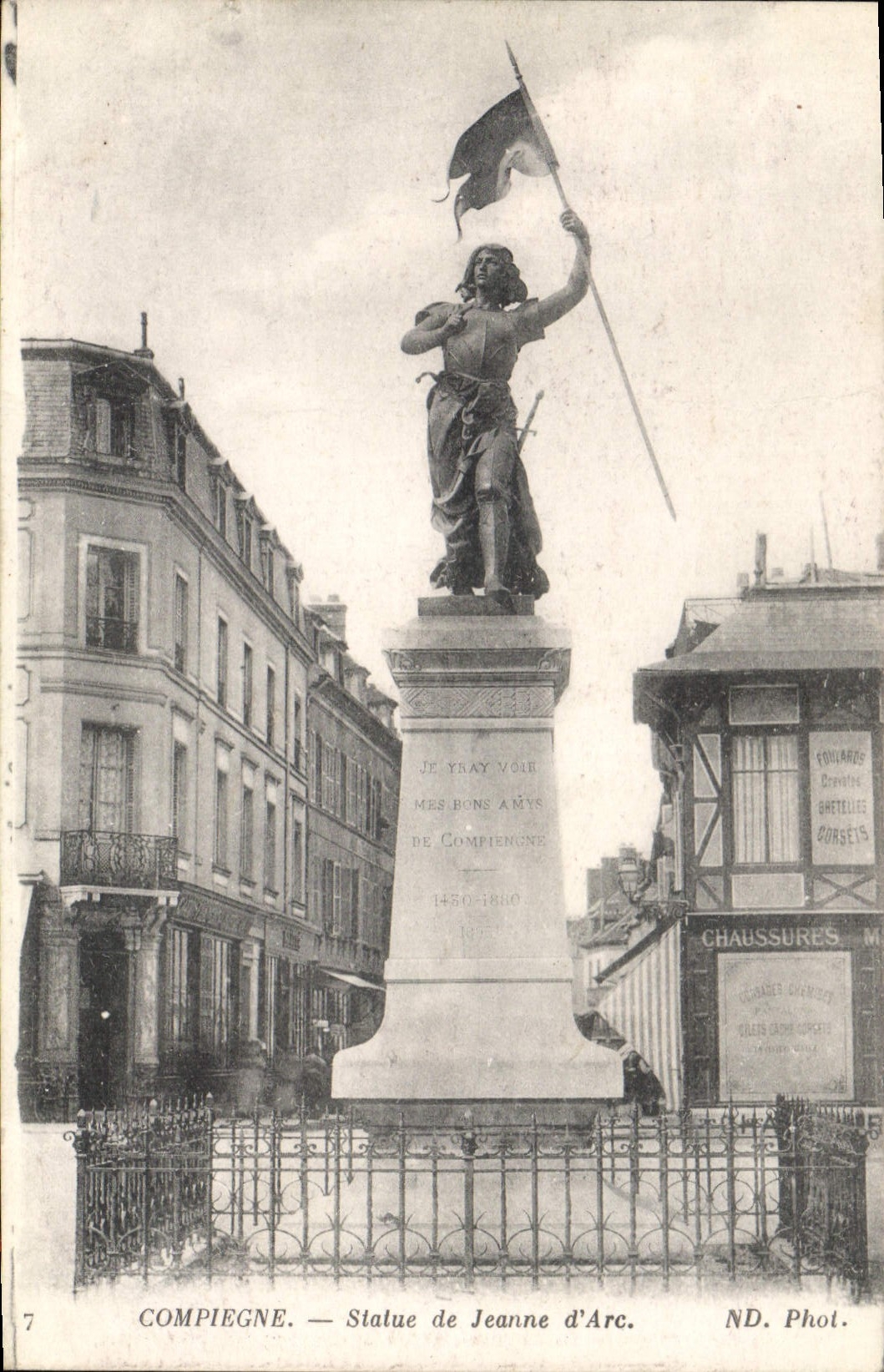 CPA Compiegne Statue de Jeanne d'Arc 