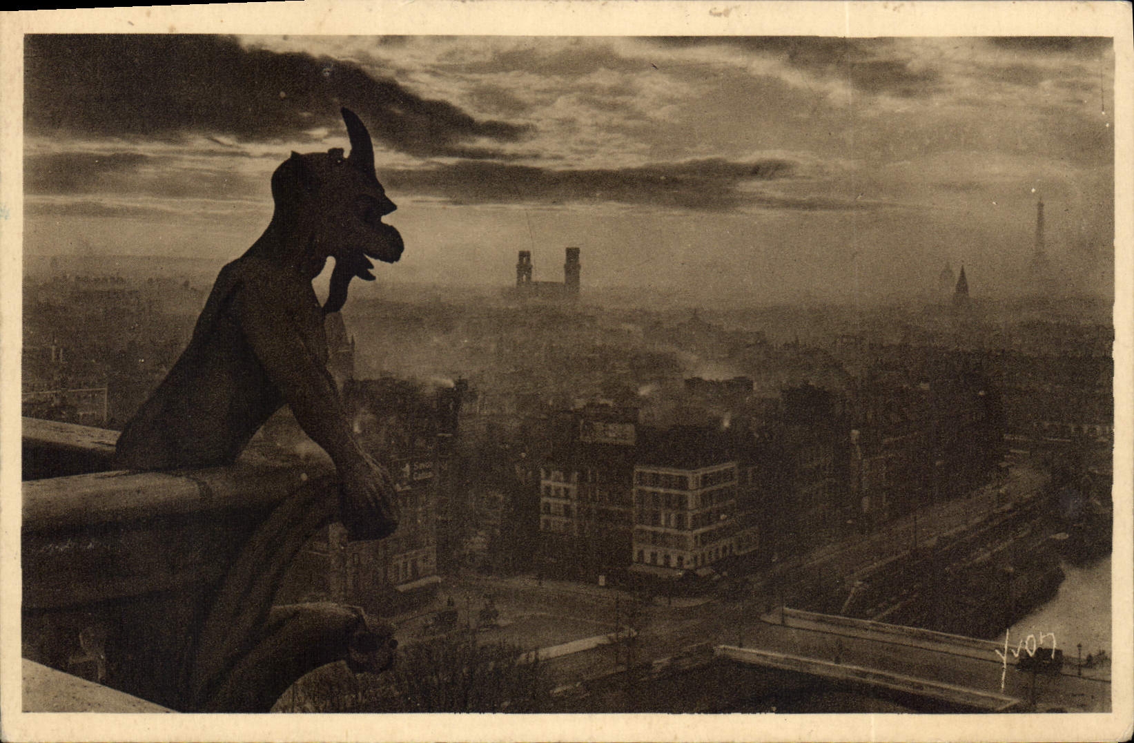 CPA Notre Dame de Paris Chimere Le Philosophe facade Ouest Dans Le Fond l'Eglise St Sulpice