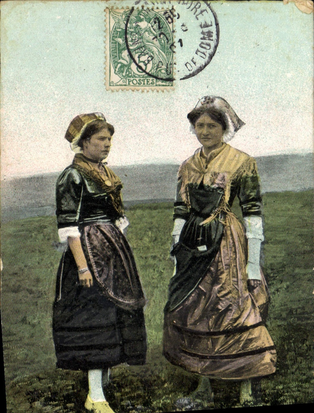 CPA Femmes Deux Auvergnates