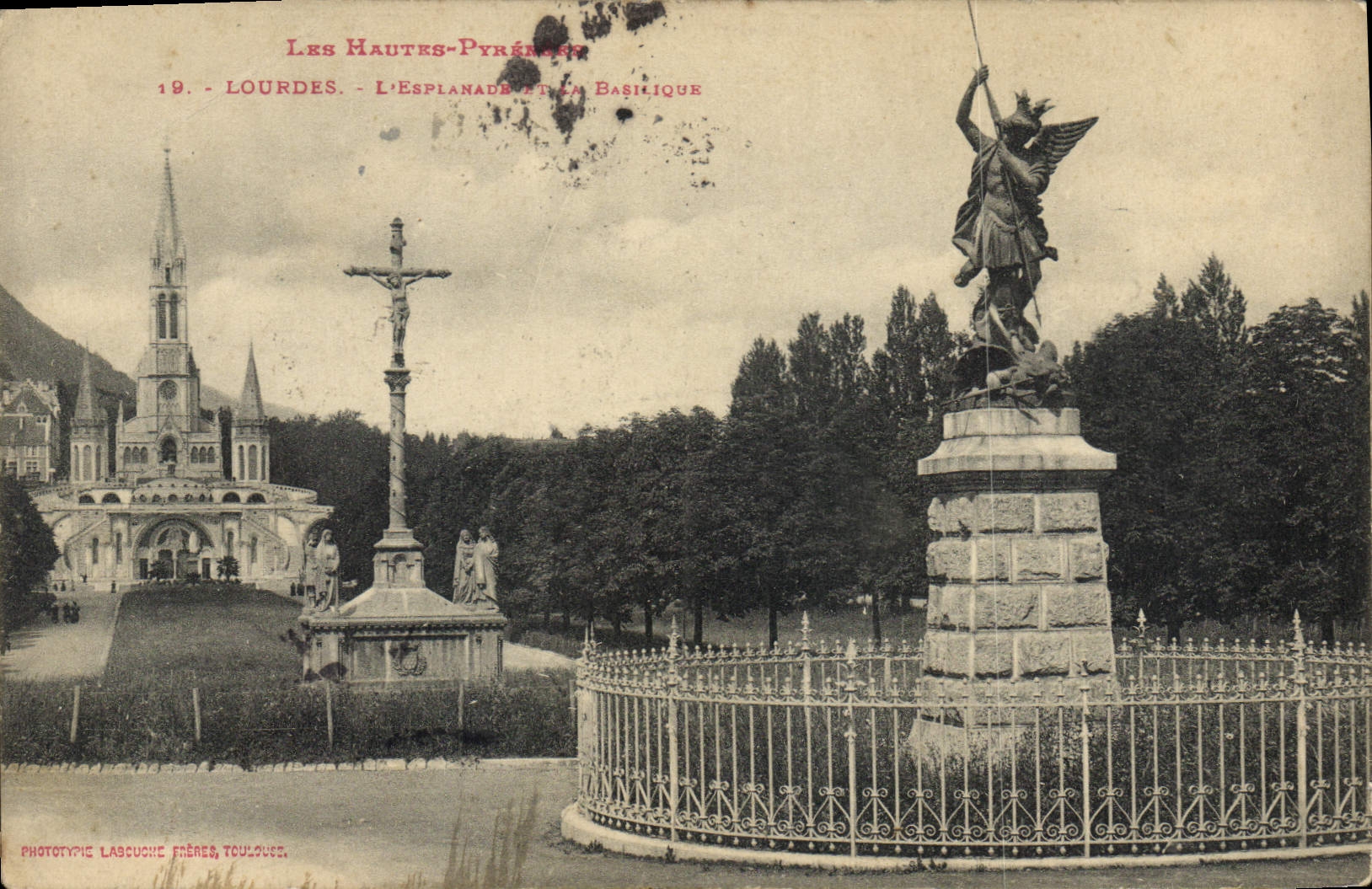 CPA Les Hautes Pyrenees Lourdes L'Esplanade de Basilique 