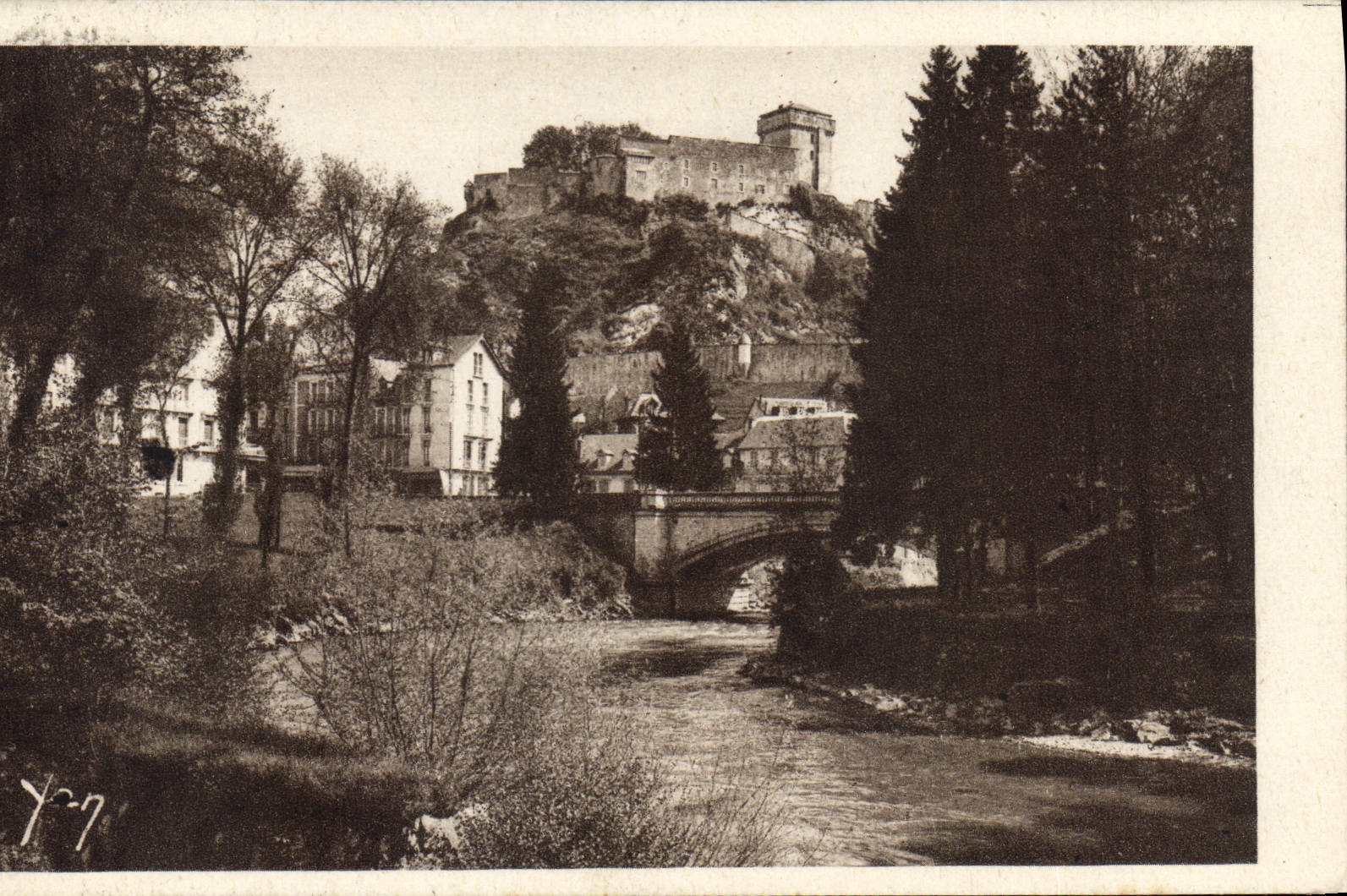 CPA Lourdes Le Chateau Fort et le Gave 