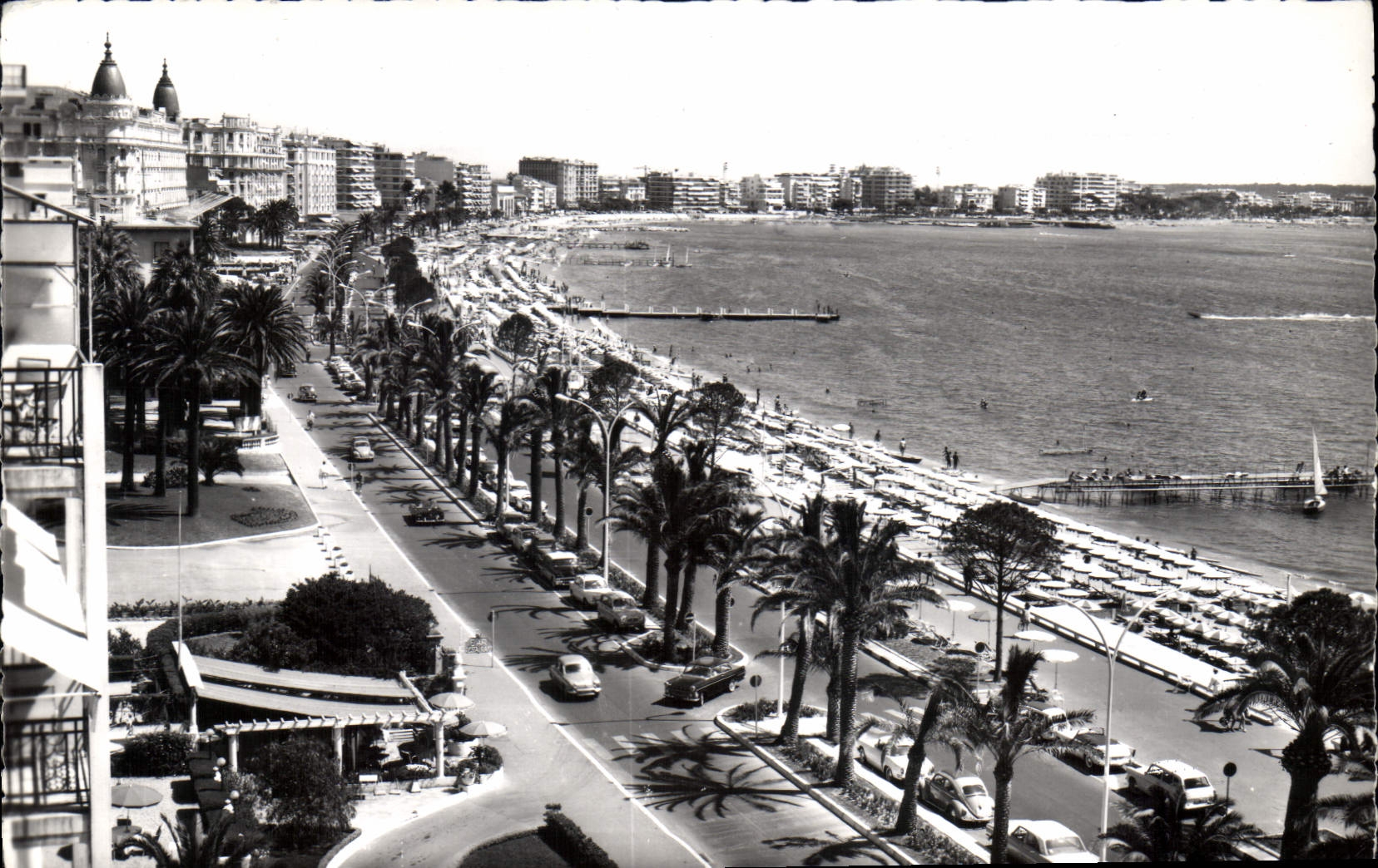 CPA La Cote d'Azur Cannes Le Boulevard de la Croisette avec le Carlton le Miramar Le Martinez et les