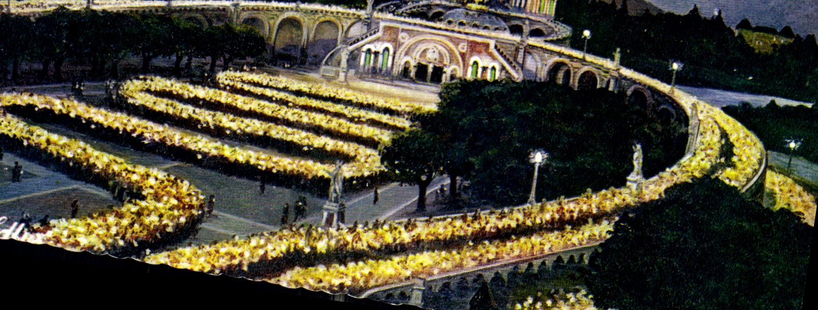 CPA Lourdes La Basilique illuminee et la Procession aux flambeaux 