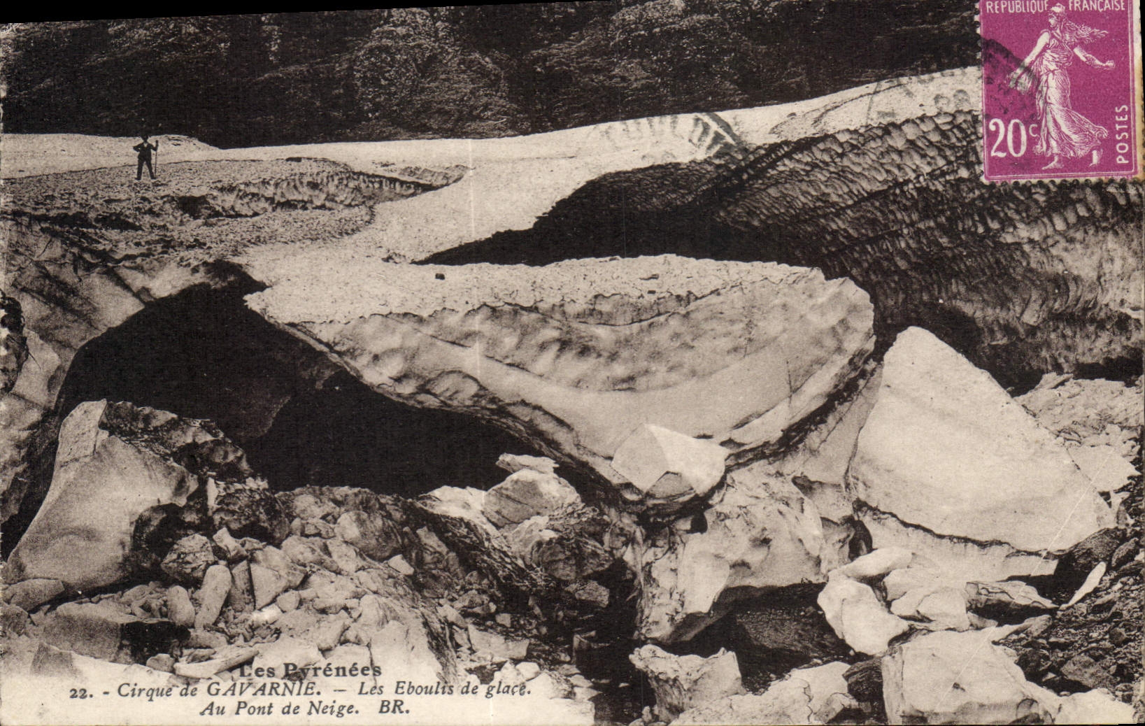 CPA Les Pyrenees Cirque de Gavarnie Les Eboulis de glace Au Pont de Neige 