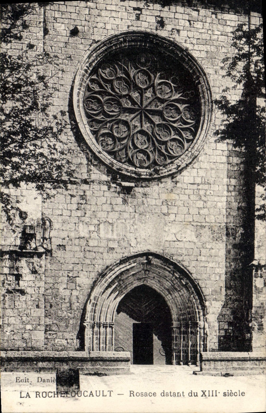 CPA La Rochefoucault Rosace datant du XIII 