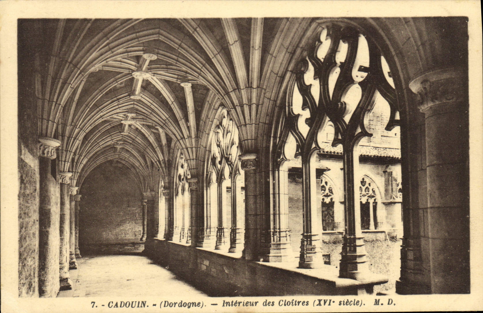 CPA Cadouin Dordogne Interieur des Cloitres