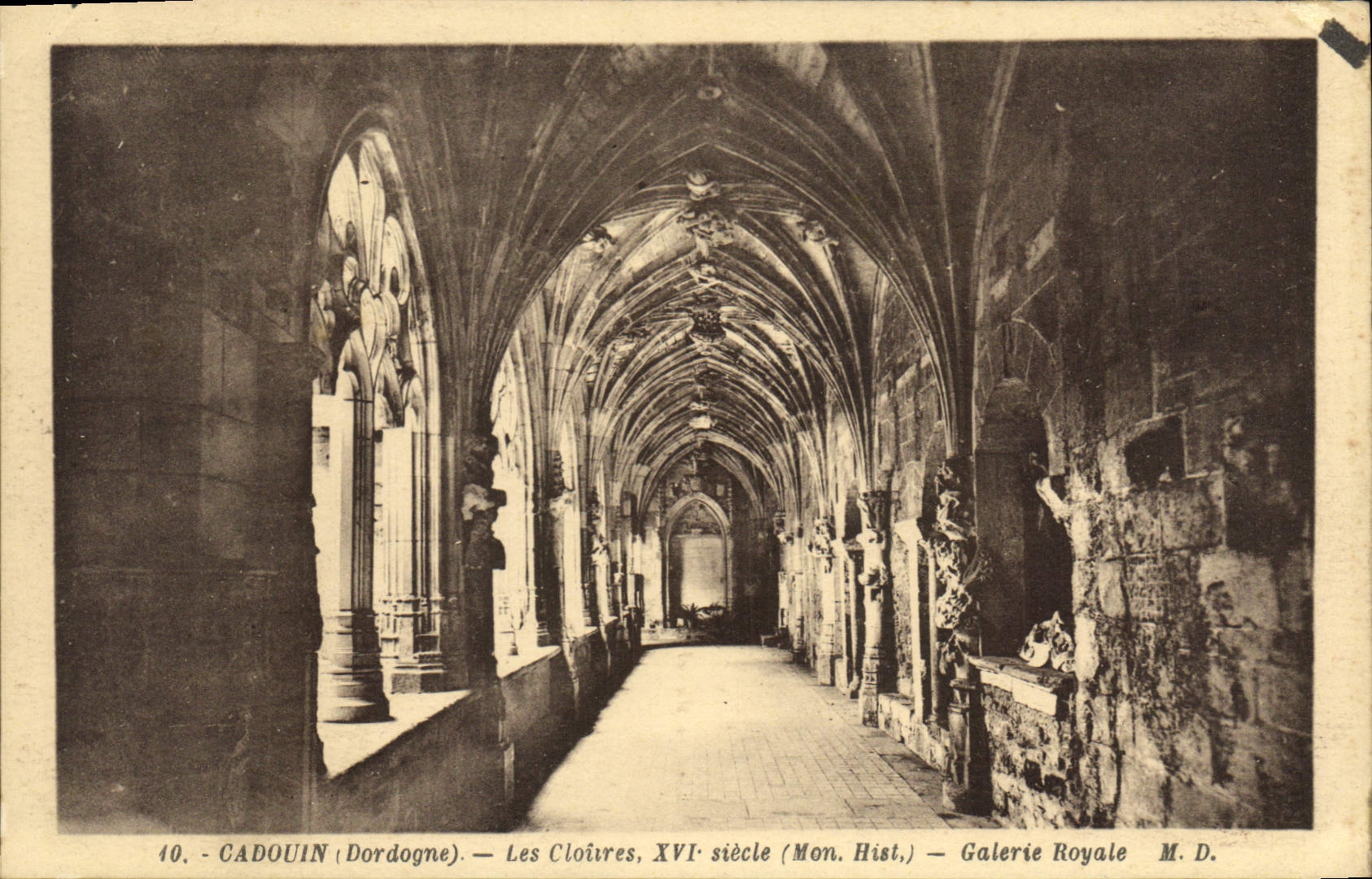 CPA Cadouin Dordogne Les Cloitres Galerie Royale