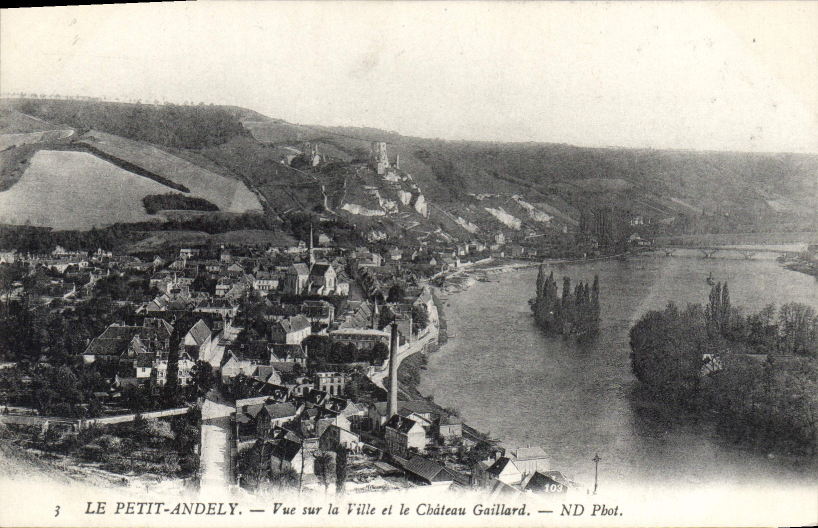 CPA Le Petit Andely Vue sur la Ville et le Chateau Gaillard