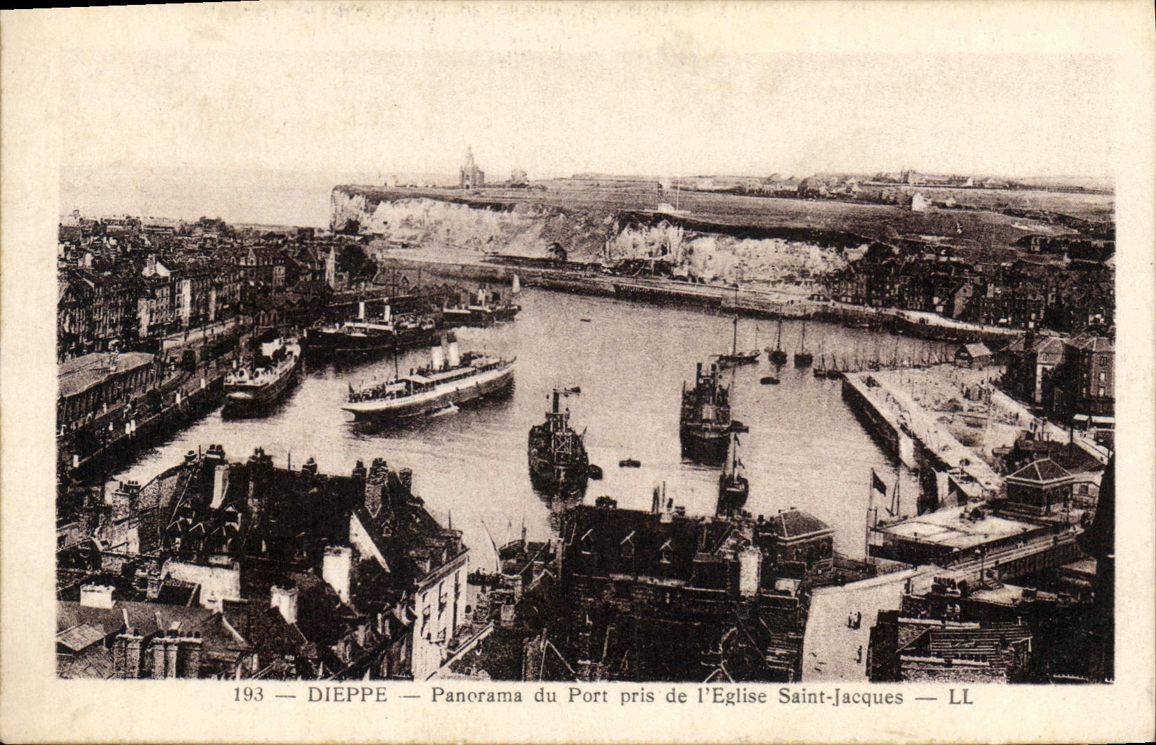 CPA Dieppe Panorama du Port pris de l'Eglise Saint Jacques Bateaux