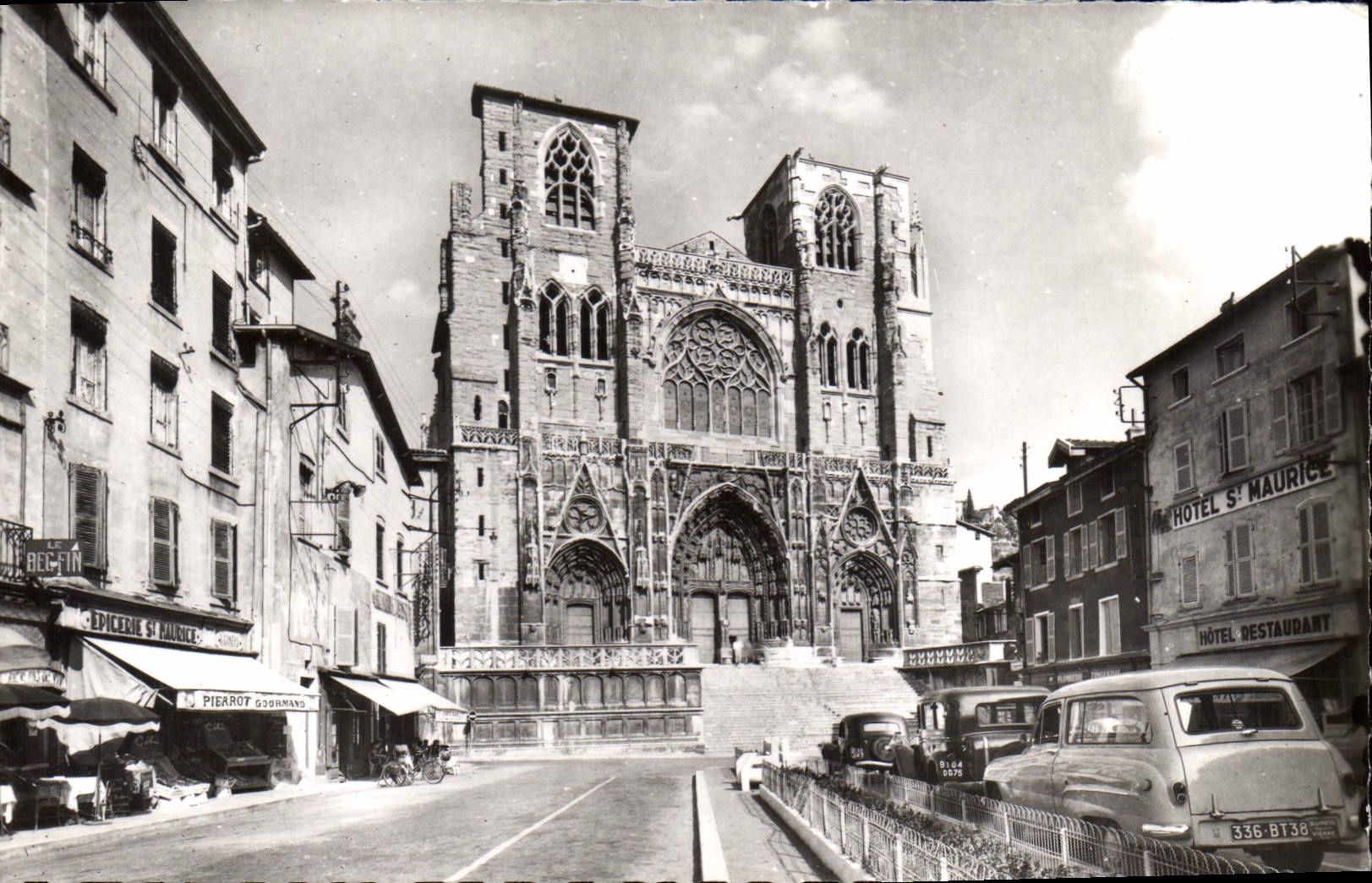 CPA Vienne sur le Rhone La Cathedrale Saint Maurice