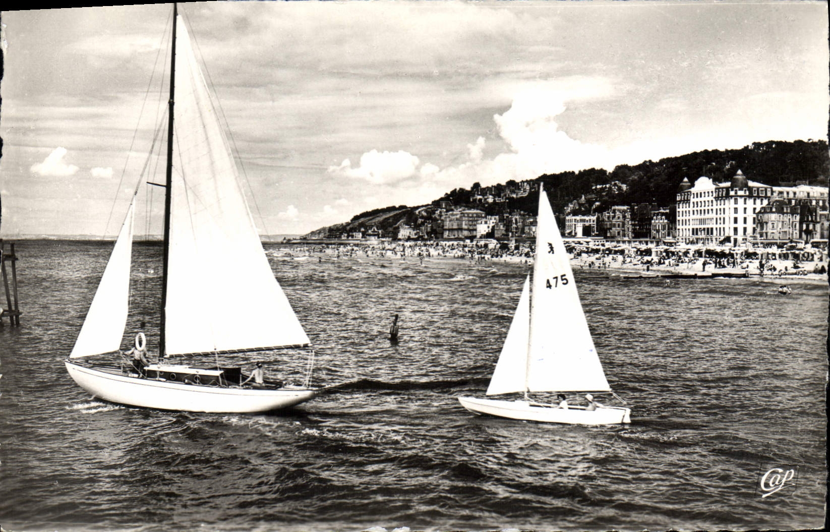 CPA Trouville La Reine des Plages Les Yachts et la Plage Bateaux