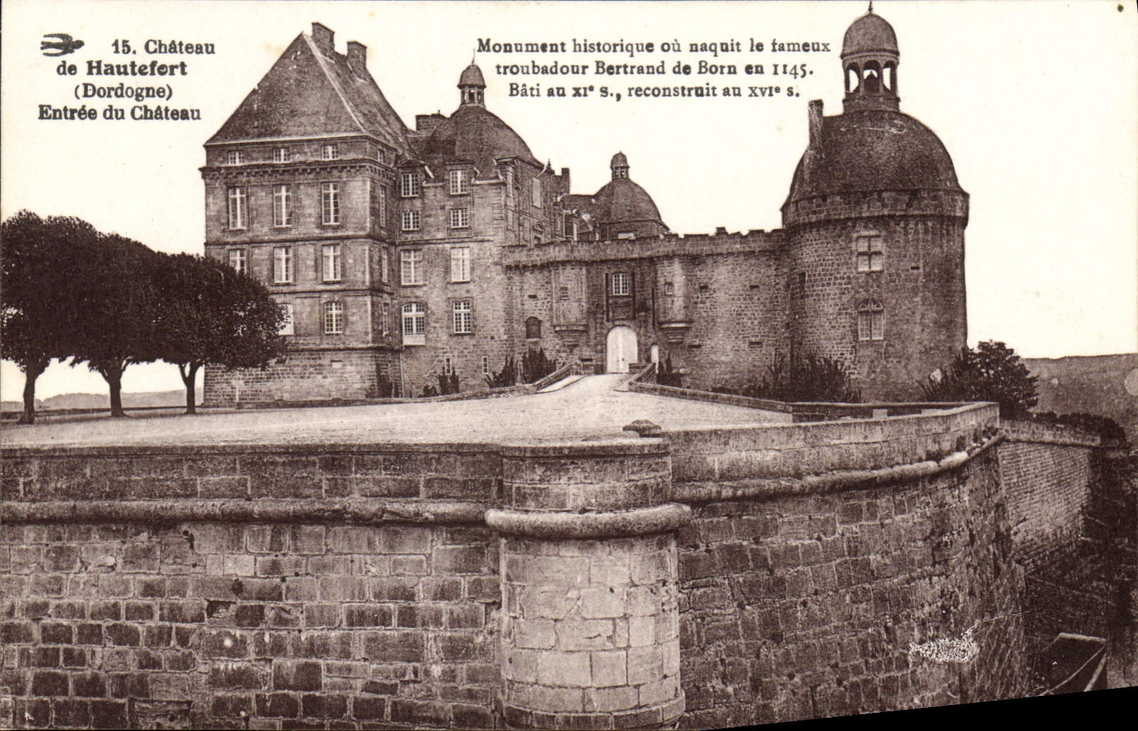 CPA Chateau de Hautefort Dordogne Entree du Chateau 