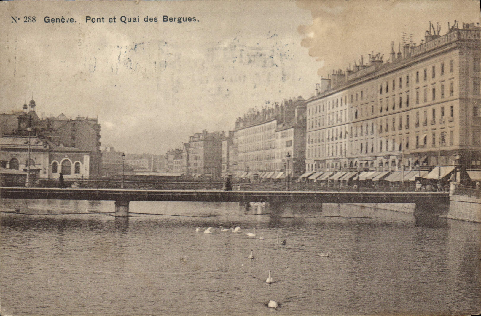 CPA Geneve Pont et Quai des Bergues 