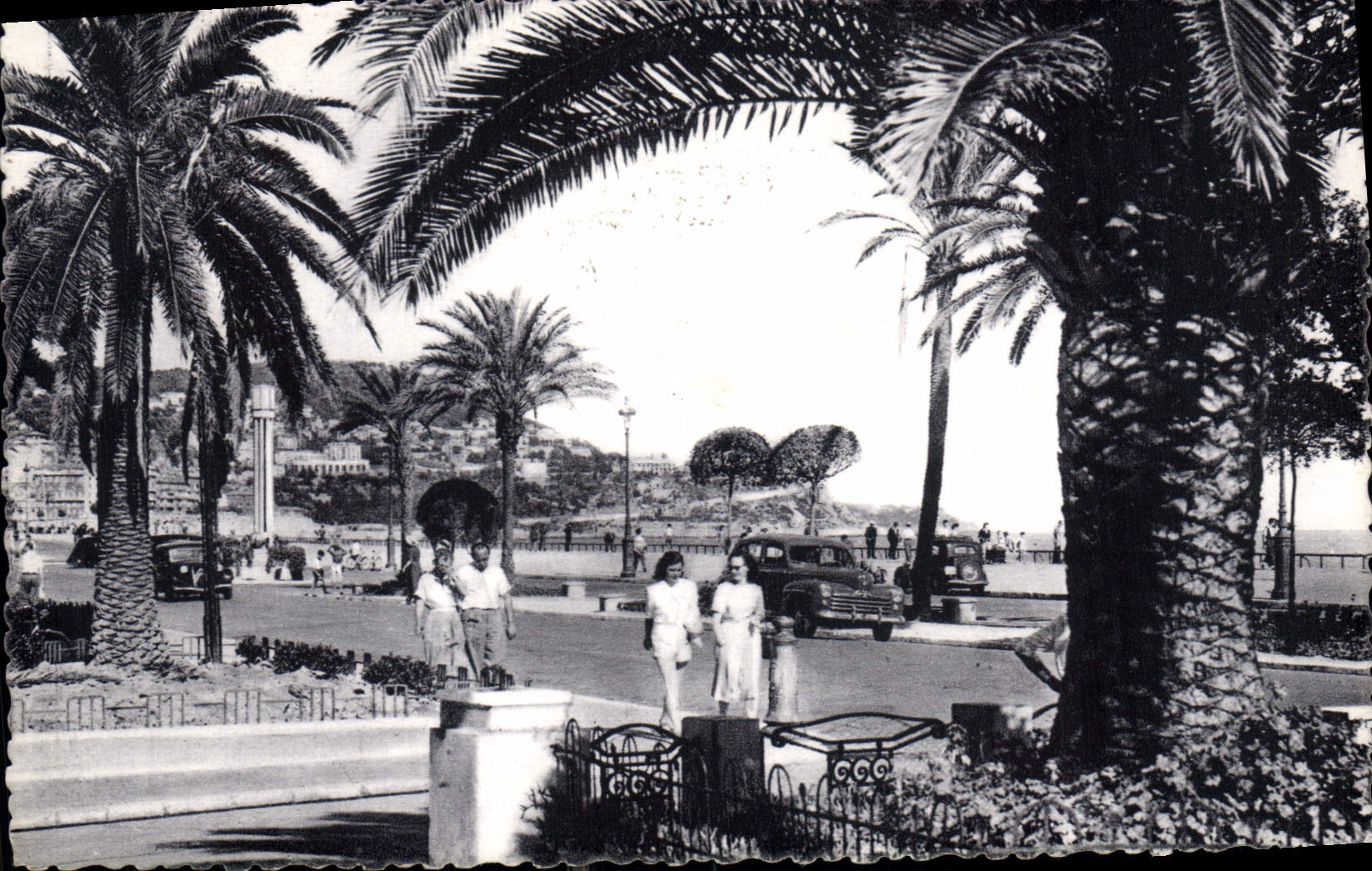 CPA Nice Un coin de la Promenade des Anglais