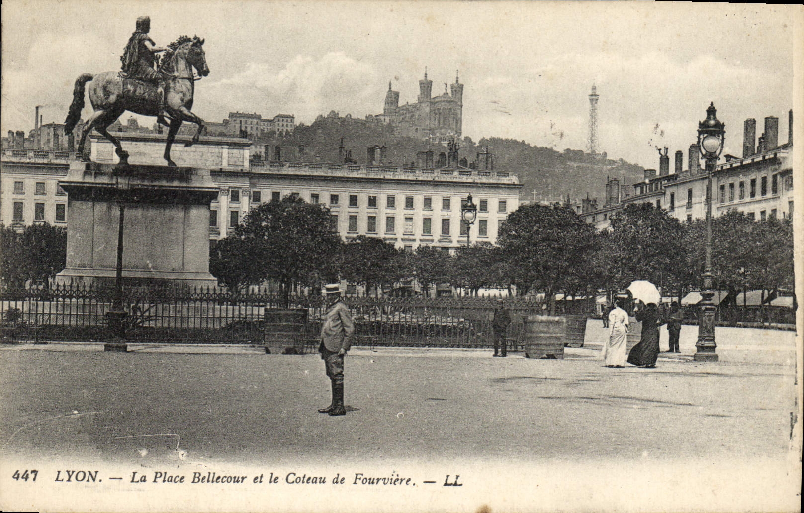 CPA Lyon La Place Bellecour et le Coteau de Fourviere 