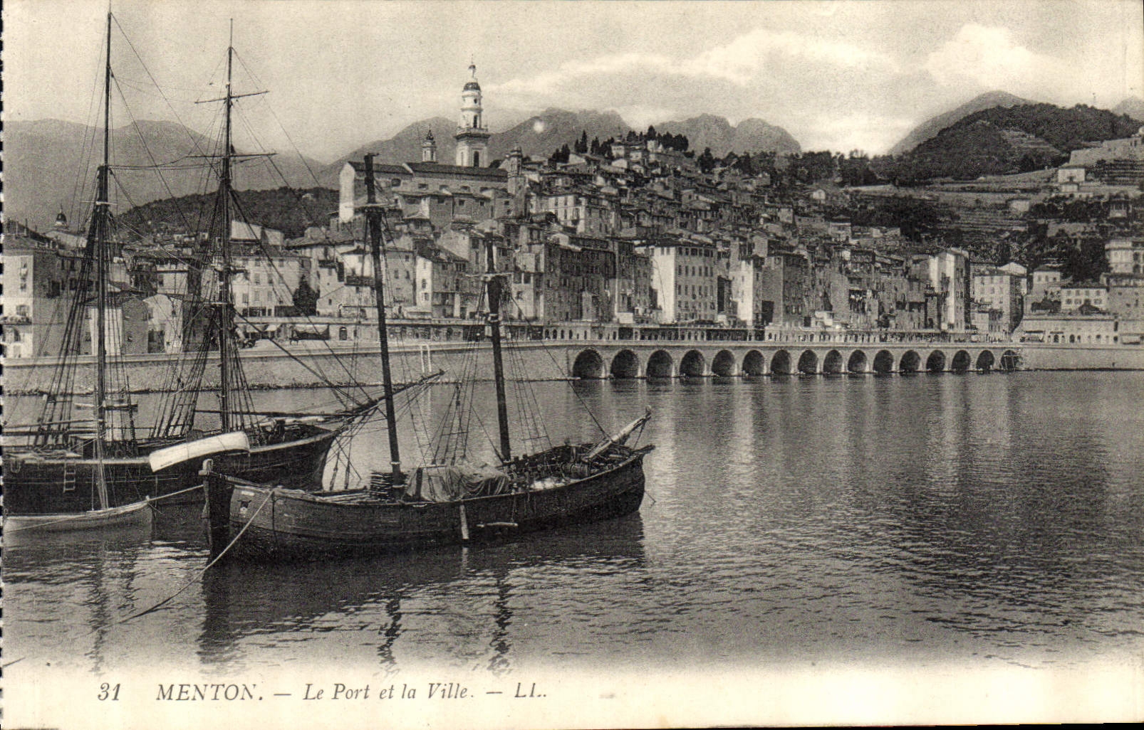 CPA Menton Le Port et la Ville Bateaux
