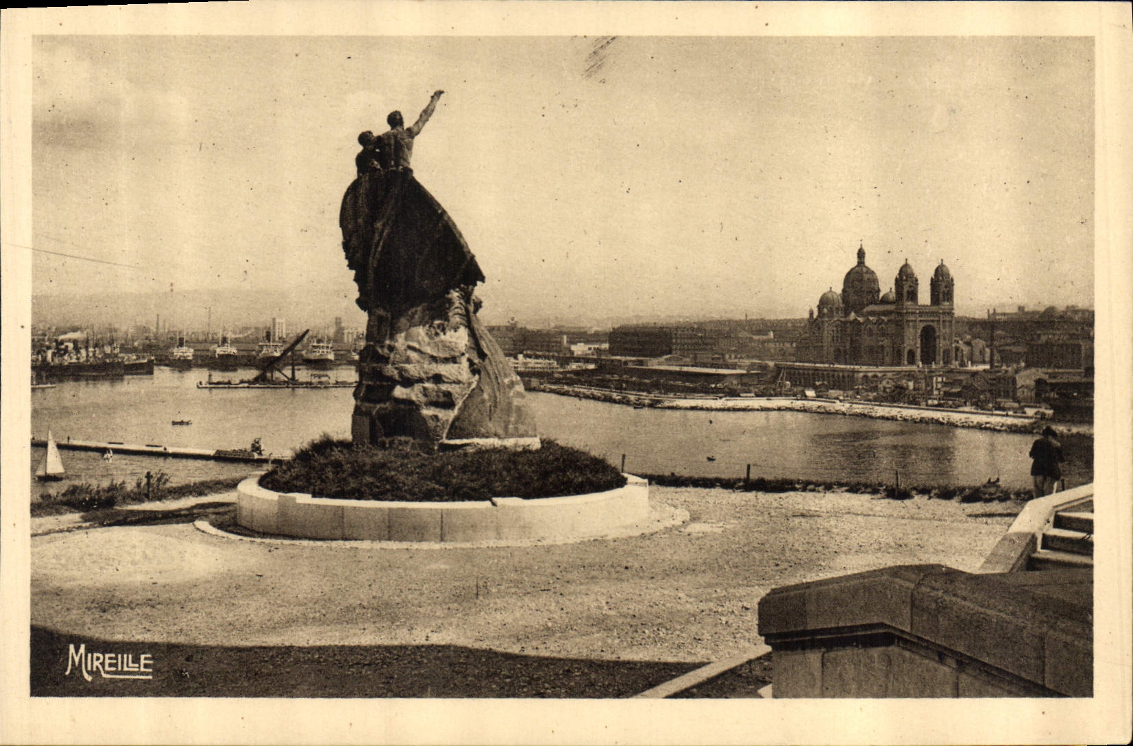 CPA Marseille Le Pharo Monument aux Heros de la Mer et la Cathedrale