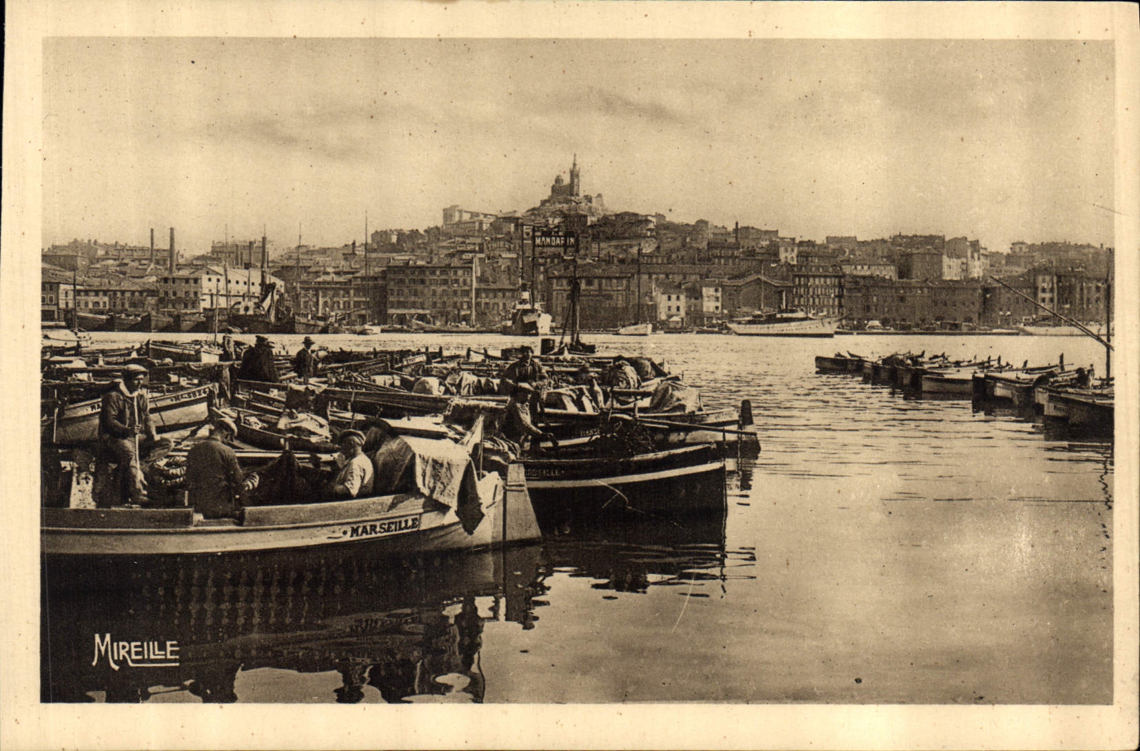 CPA Marseille Notre Dame de la Garde vue du Quai du Port Bateaux