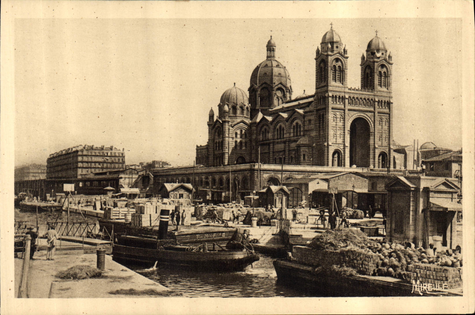CPA Marseille La Cathedrale et le Quai de la Joliette Bateaux