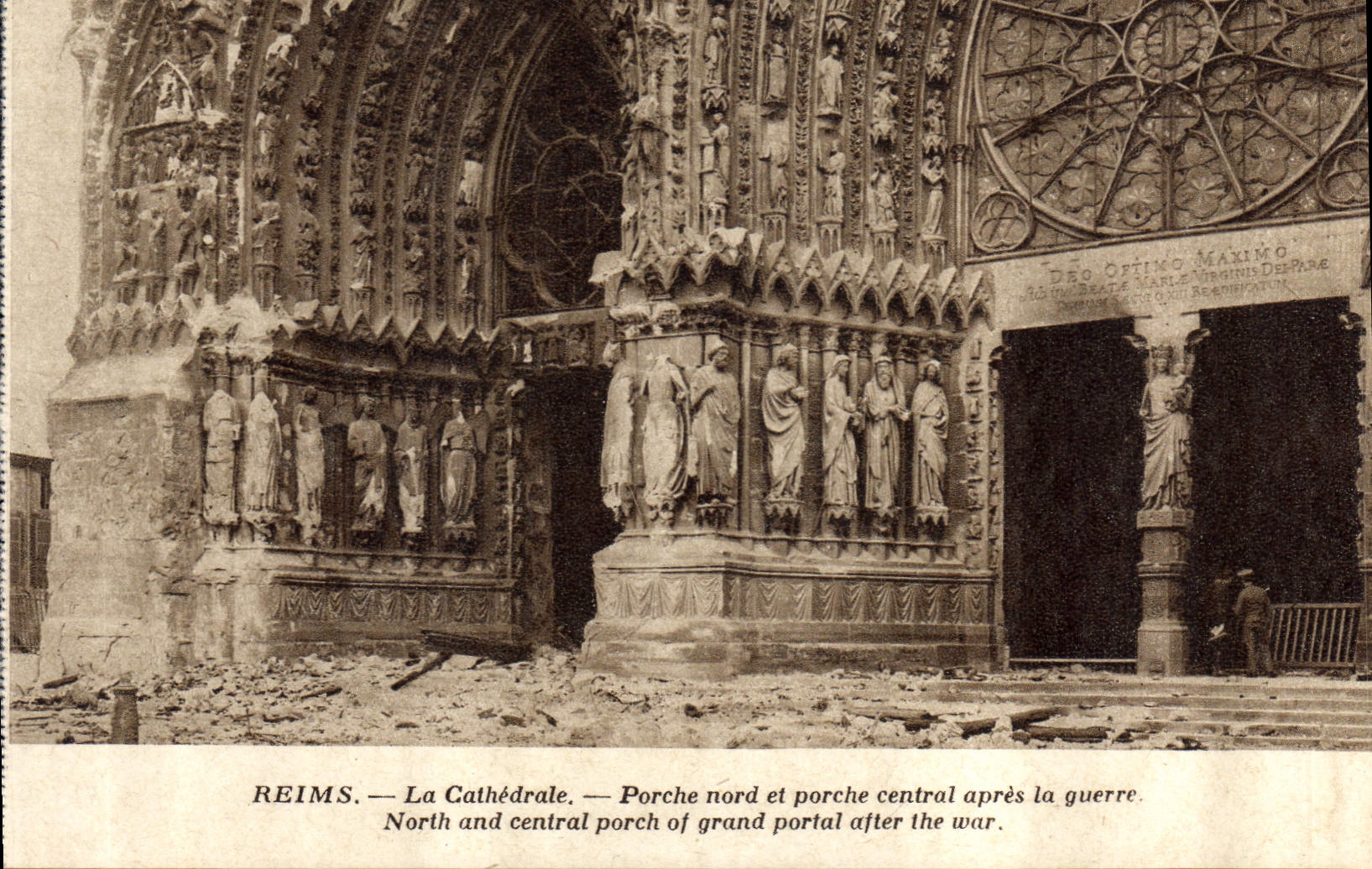 CPA Reims La Cathedrale Porche nord et porche central apres la guerre