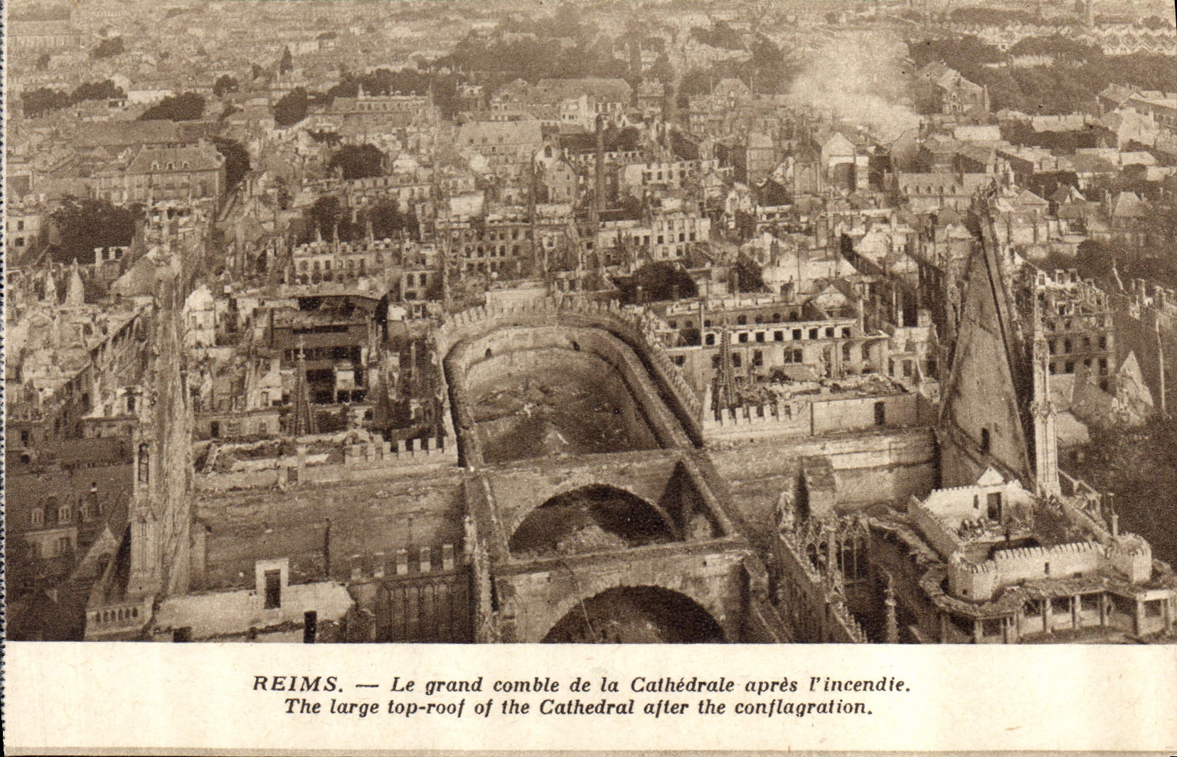 CPA Reims Le grand comble de la Cathedrale apres l'incendie