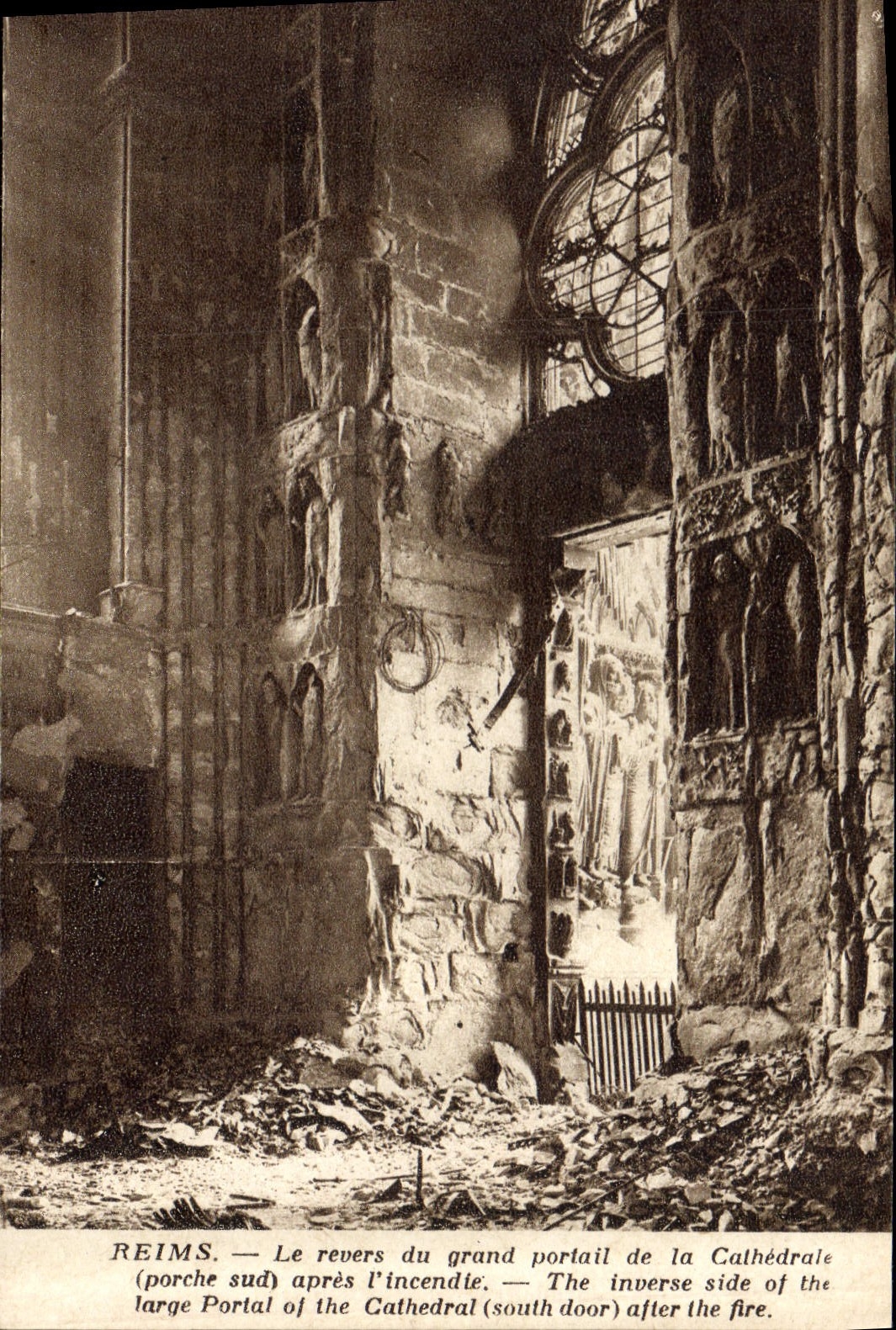 CPA Reims Le revers du grand portail de la Cathedrale porche sud apres l'incendie