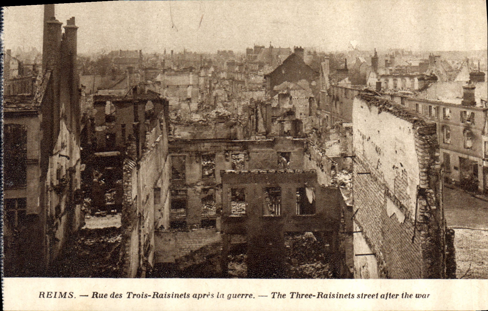 CPA Reims Rue des Trois Raisinets apres la guerre